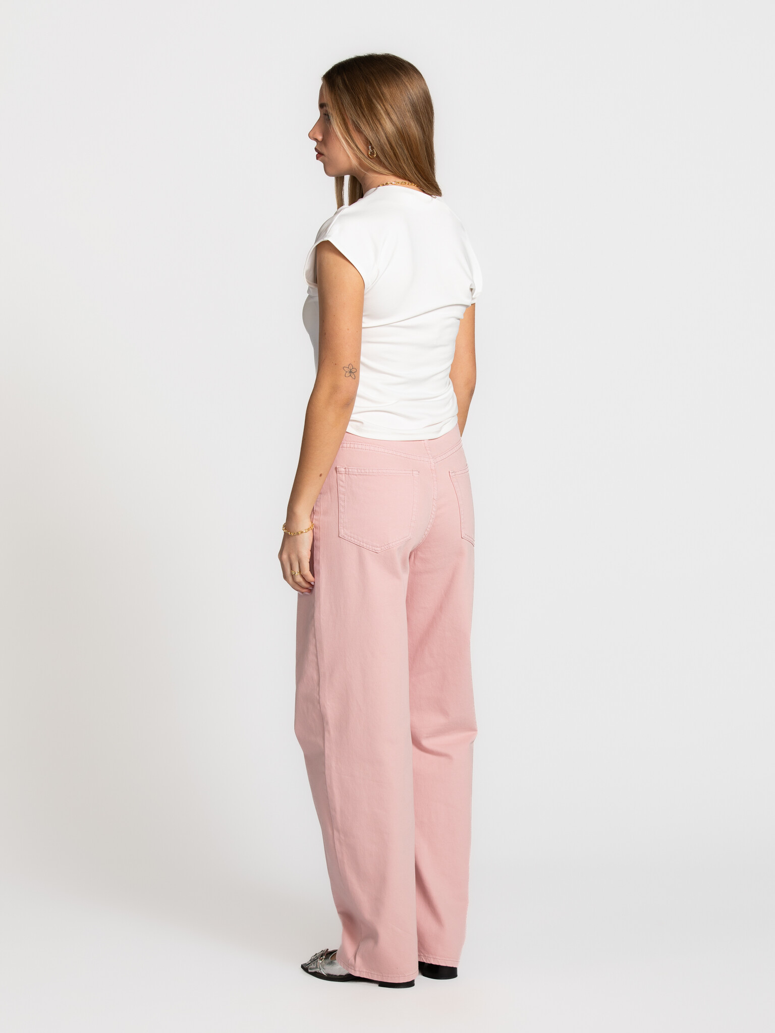 Selected top asymétrique Molly 4. Less, but better. La forme asymétrique crée une silhouette ludique et apporte une touch...