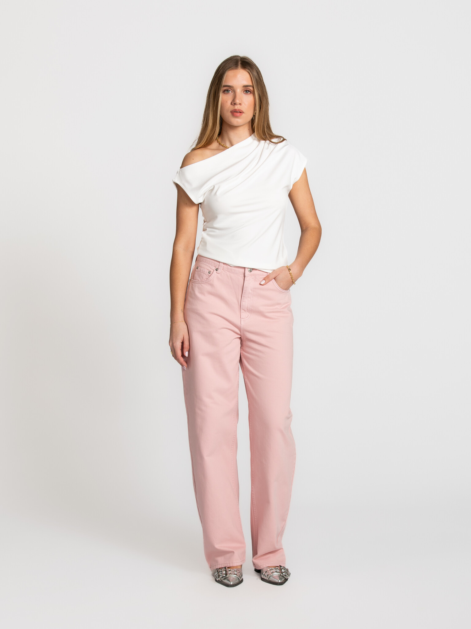 Selected top asymétrique Molly 1. Less, but better. La forme asymétrique crée une silhouette ludique et apporte une touch...