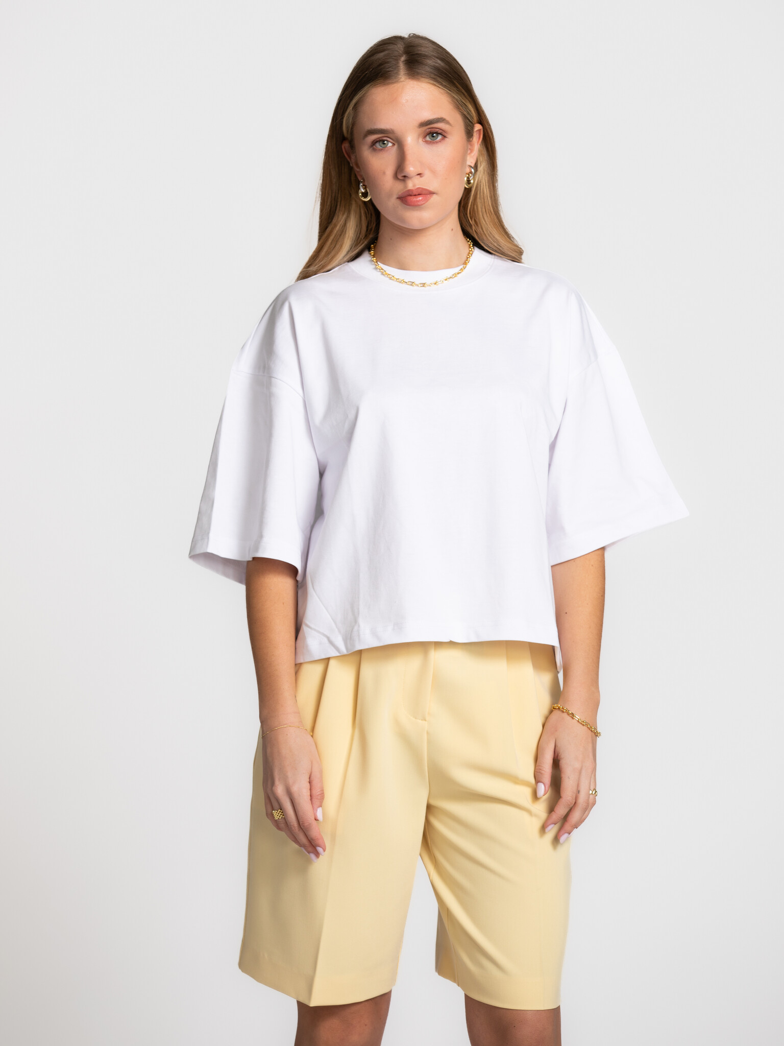 Les Soeurs Boxy T-Shirt Tiara 1. Update your basics this season with this T-shirt in a comfortable boxy fit. Made from so...