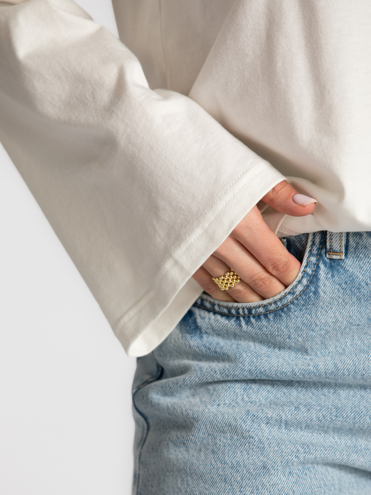 Edited boxy longsleeve Verlee 5. Match point energy. This white longsleeve with a clean front and striking backprint is a...
