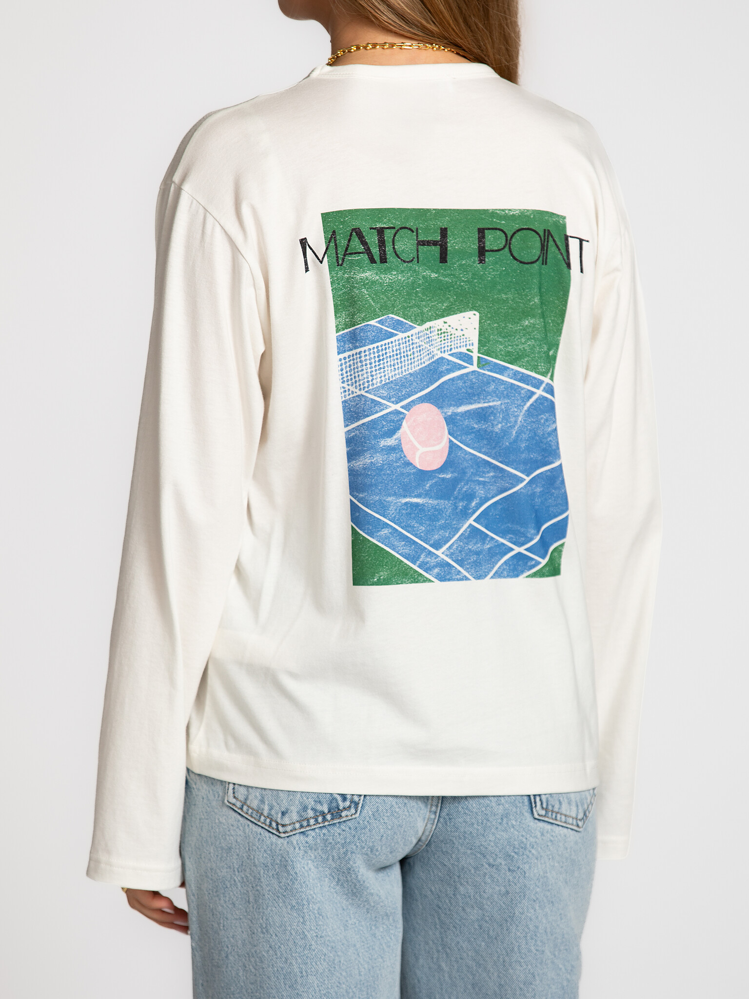 Edited boxy longsleeve Verlee 4. Match point energy. This white longsleeve with a clean front and striking backprint is a...