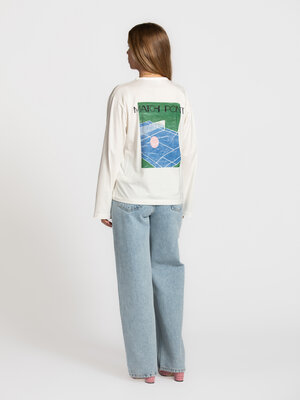 Longsleeve Verlee. Match point energy. This white longsleeve with a clean front and striking backprint is a modern essent...