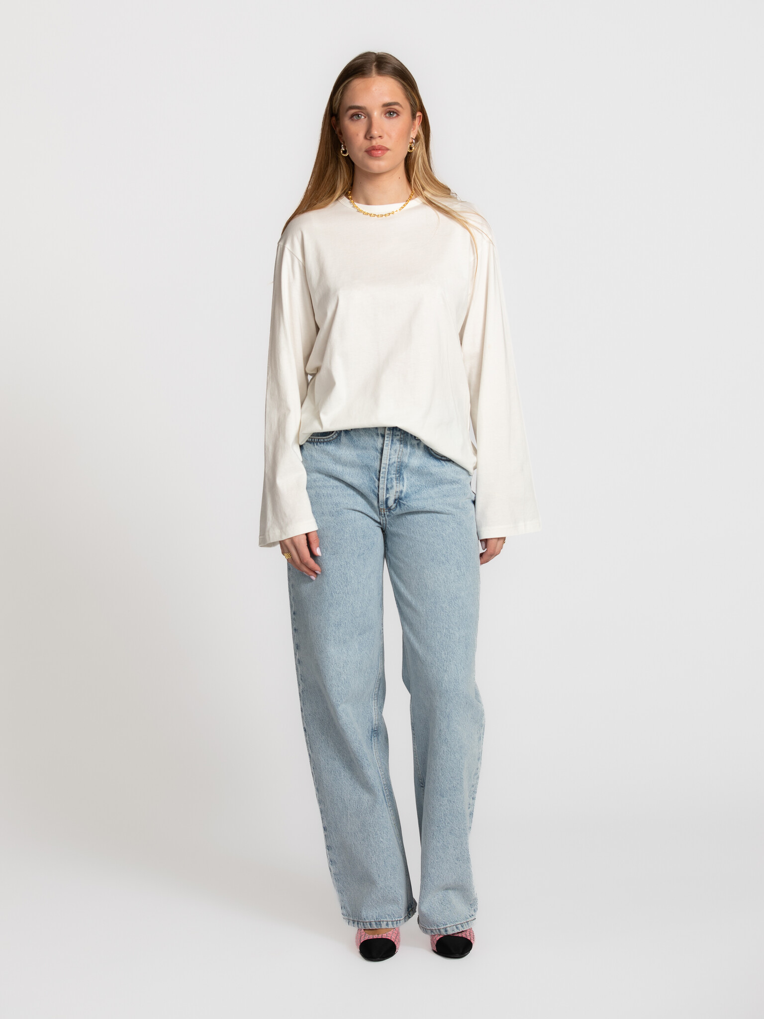 Edited boxy longsleeve Verlee 3. Match point energy. This white longsleeve with a clean front and striking backprint is a...