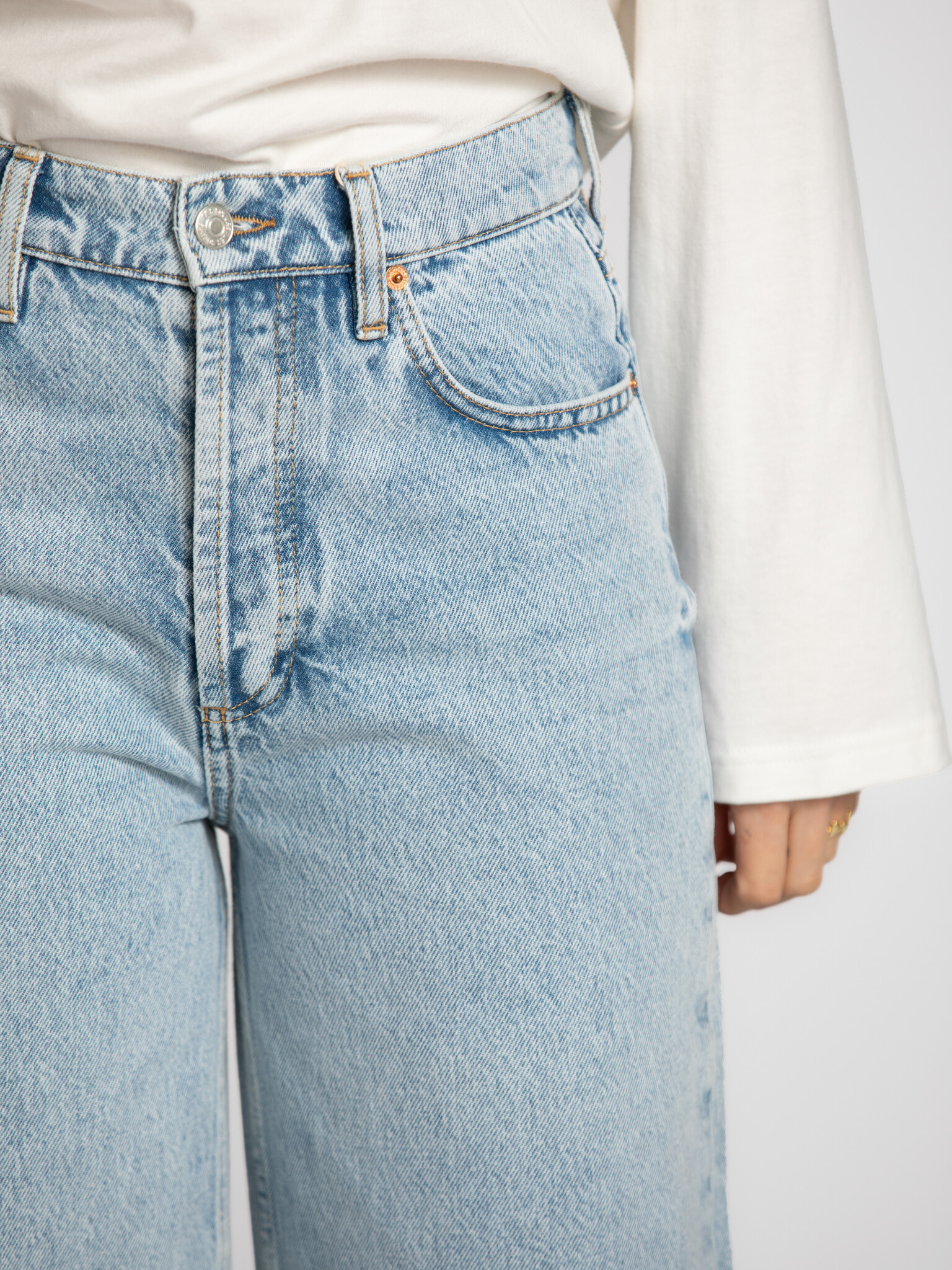 Les Soeurs wide denim Marc 4. Denim, but lighter. These jeans in a light wash feature a relaxed fit with straight, wide l...