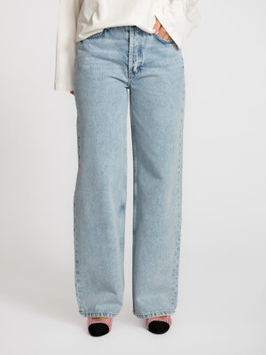 Jeans Marc. Denim, but lighter. Deze jeans in lichte wassing heeft een ontspannen pasvorm met rechte, wijde pijpen voor e...