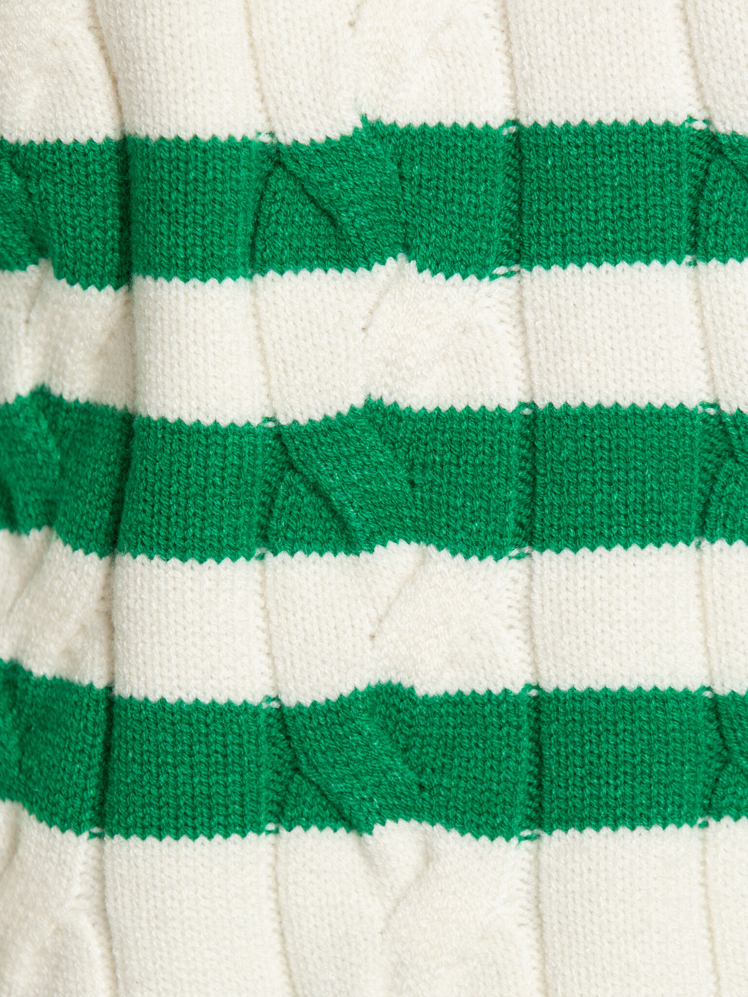 Edited kabeltrui Charline 6. Timeless with a sporty twist. De combinatie van kabelbreisel en groene details maakt deze tr...