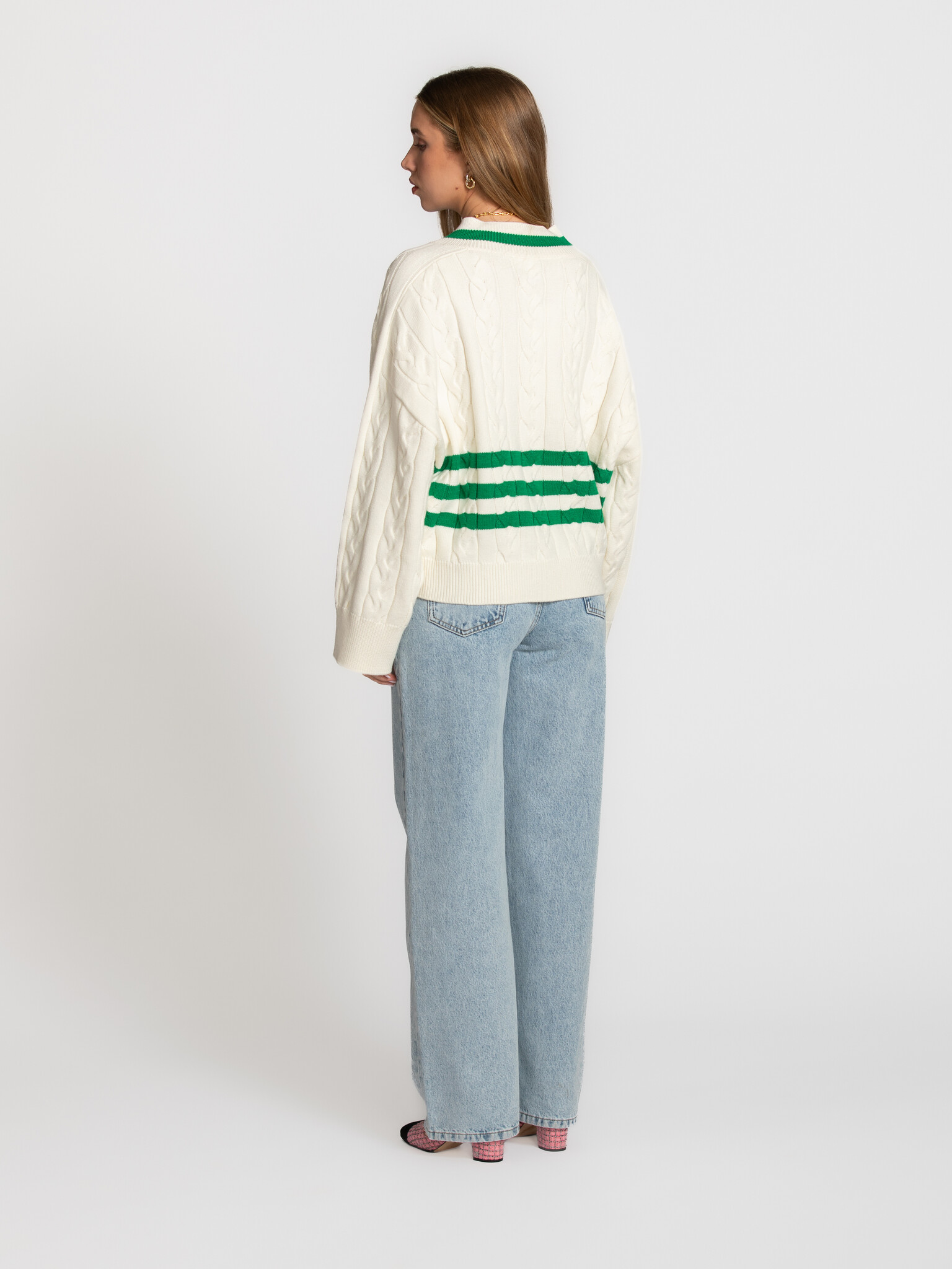 Edited kabeltrui Charline 5. Timeless with a sporty twist. De combinatie van kabelbreisel en groene details maakt deze tr...