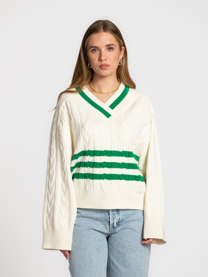 Pull Charline. Intemporel avec une touche sportive. L’association de la maille torsadée et des détails verts fait de ce p...