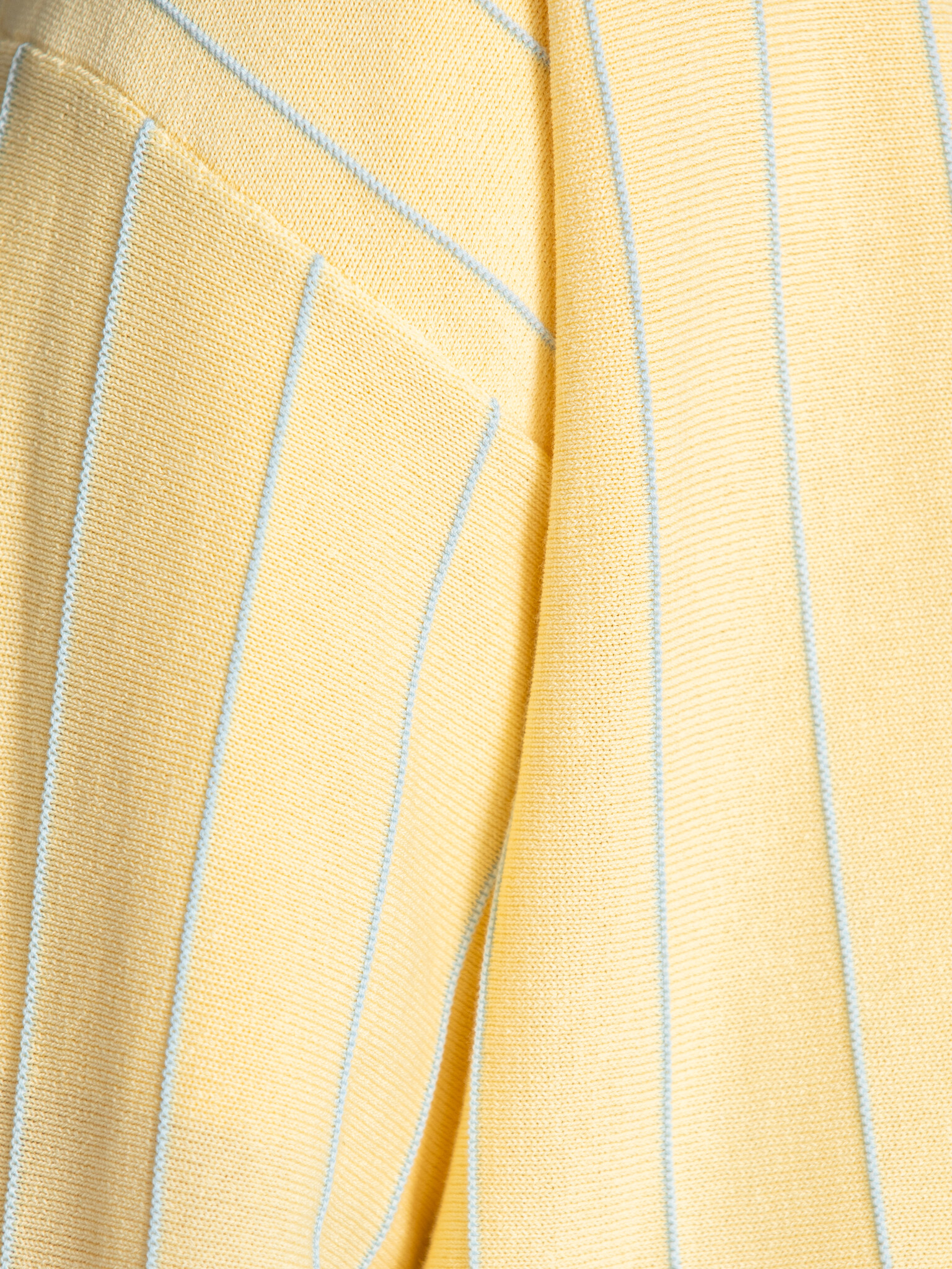 The tiny big sister cardigan rayé 4. Soleil tout en douceur. La teinte jaune pastel et les fines rayures apportent une al...