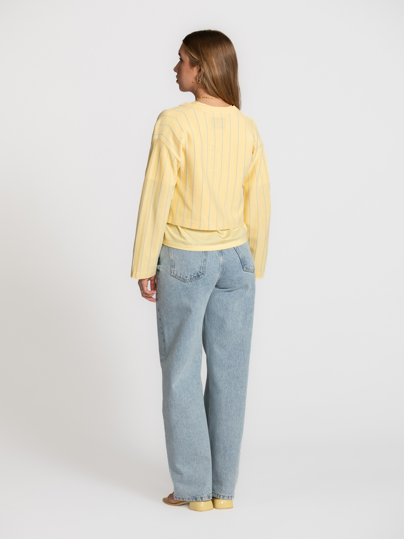 The tiny big sister cardigan rayé 5. Soleil tout en douceur. La teinte jaune pastel et les fines rayures apportent une al...