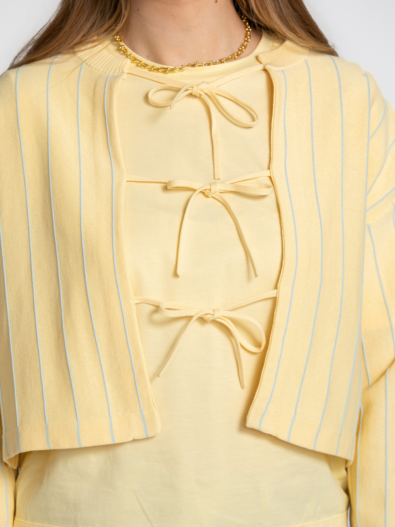 The tiny big sister cardigan rayé 3. Soleil tout en douceur. La teinte jaune pastel et les fines rayures apportent une al...