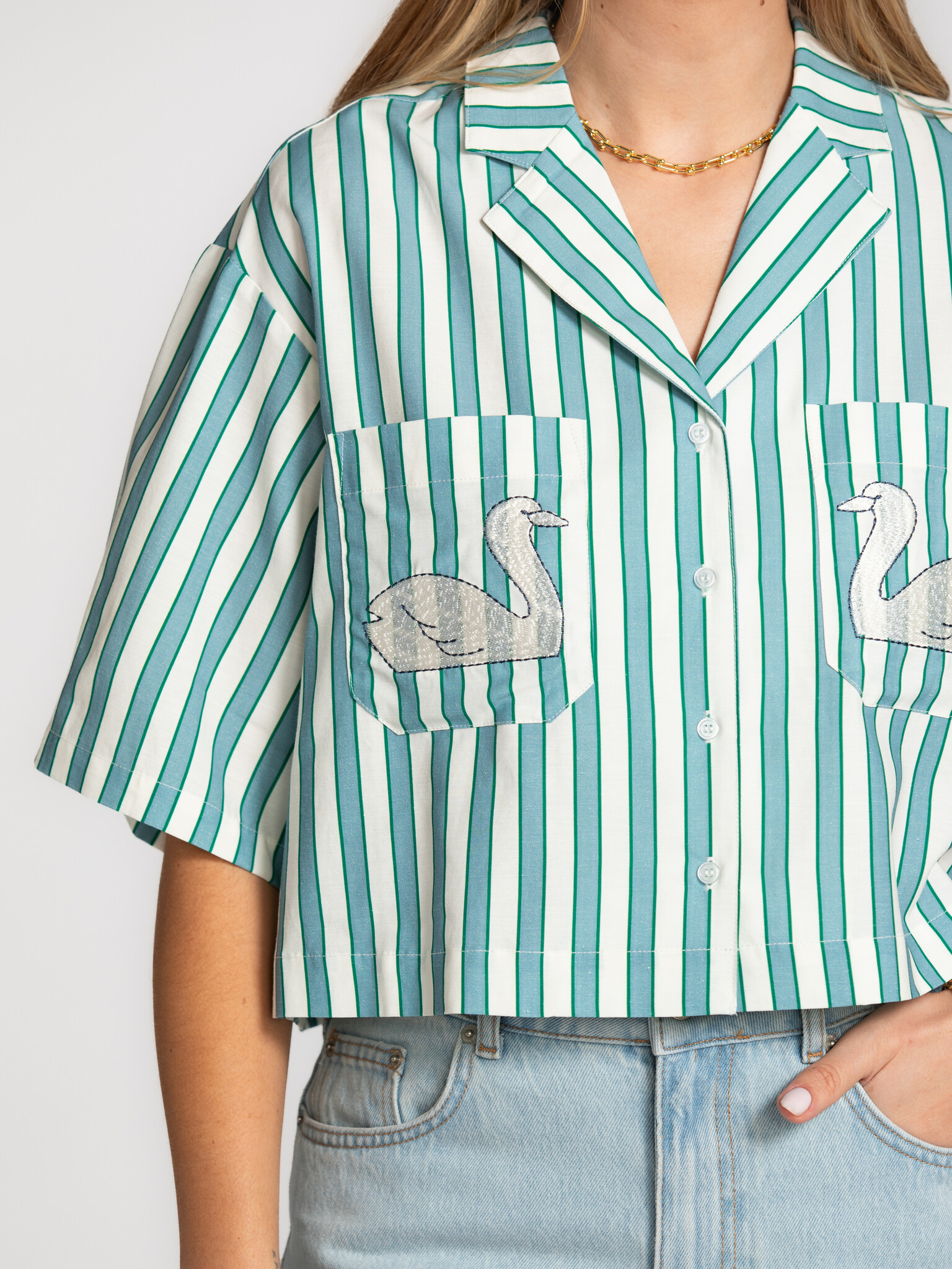 The tiny big sister T-shirt boxy Swans 4. Des rayures vertes fraîches et de délicates broderies de cygnes apportent une é...