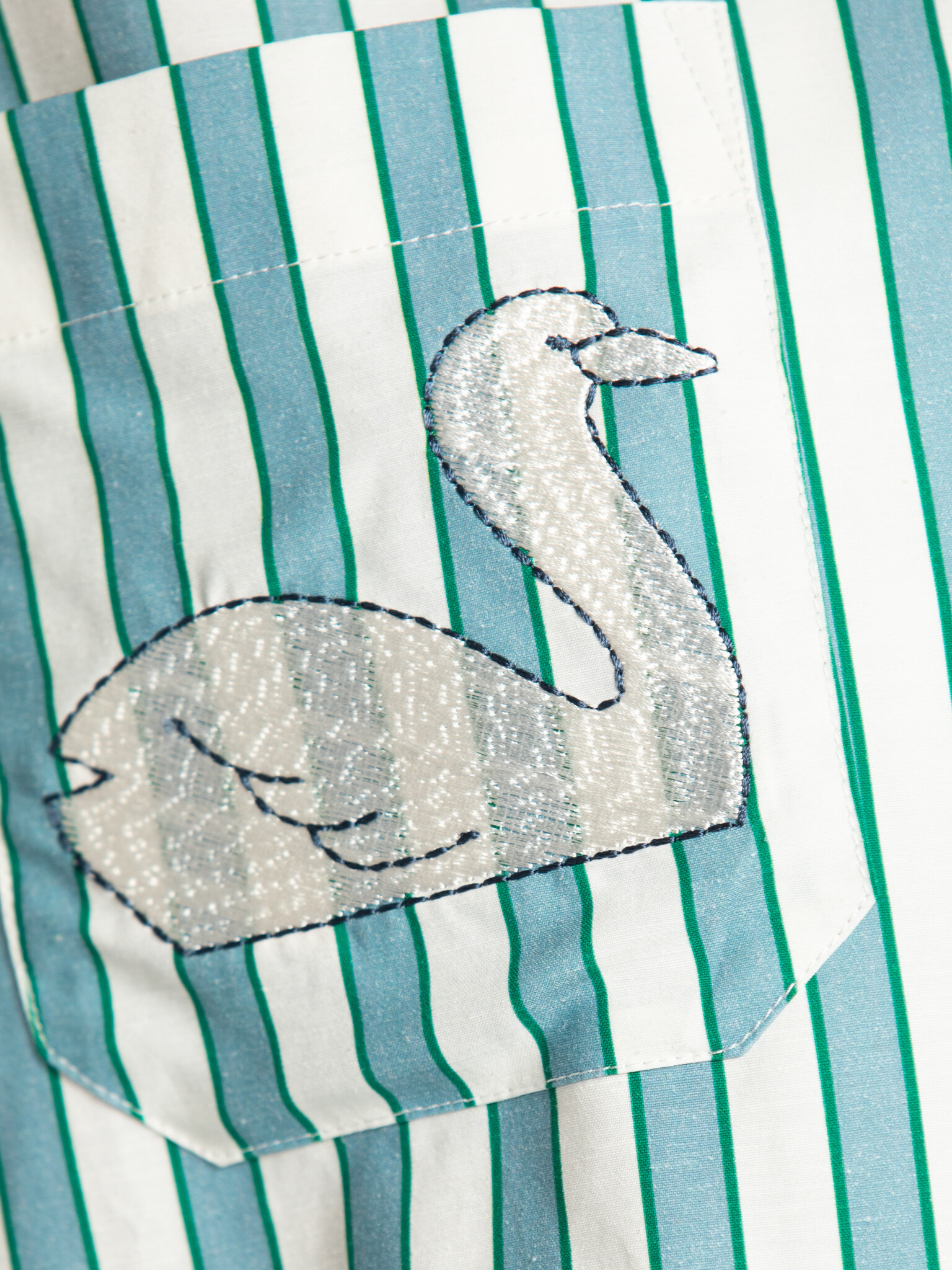 The tiny big sister T-shirt boxy Swans 6. Des rayures vertes fraîches et de délicates broderies de cygnes apportent une é...