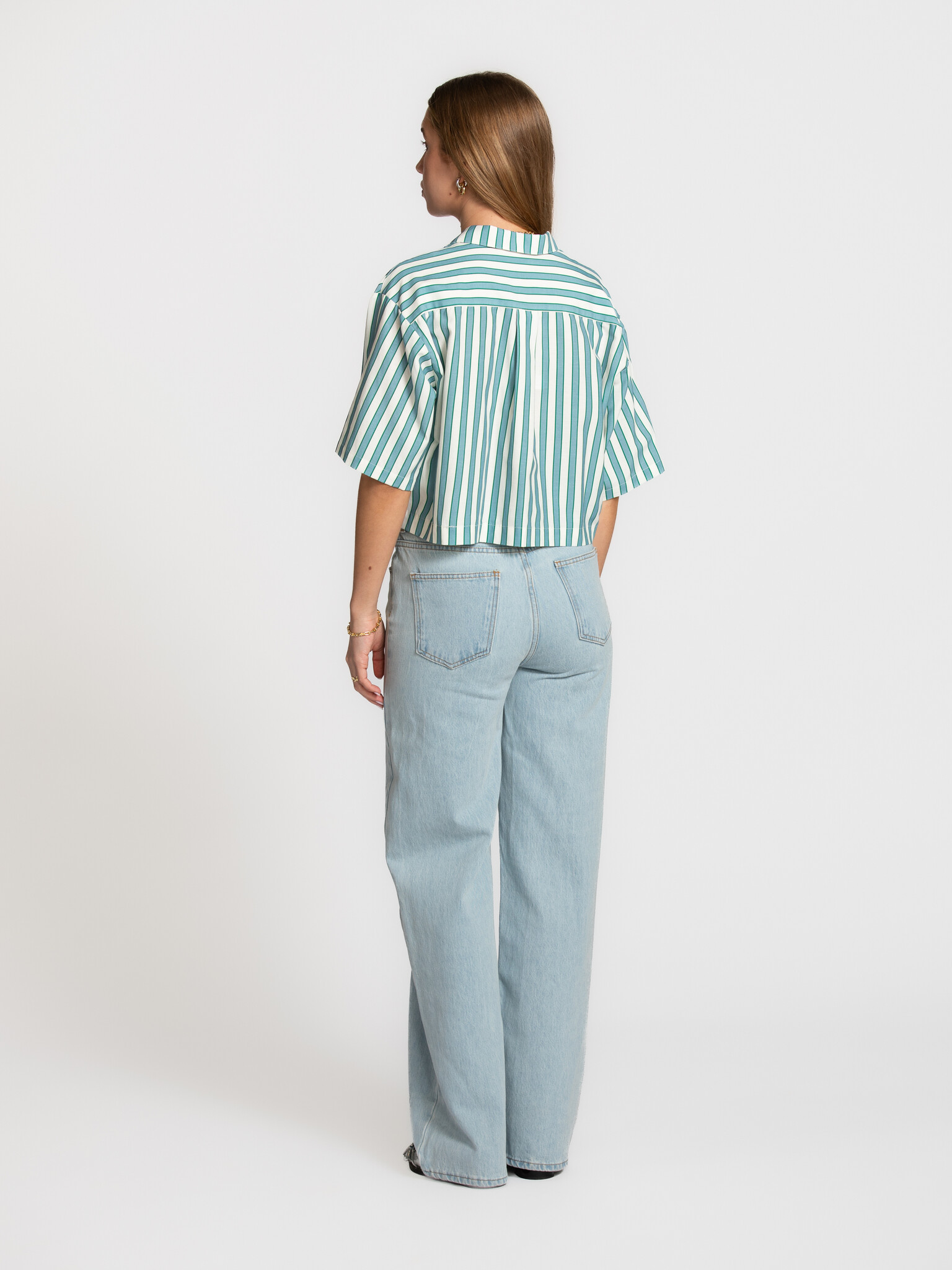The tiny big sister T-shirt boxy Swans 5. Des rayures vertes fraîches et de délicates broderies de cygnes apportent une é...