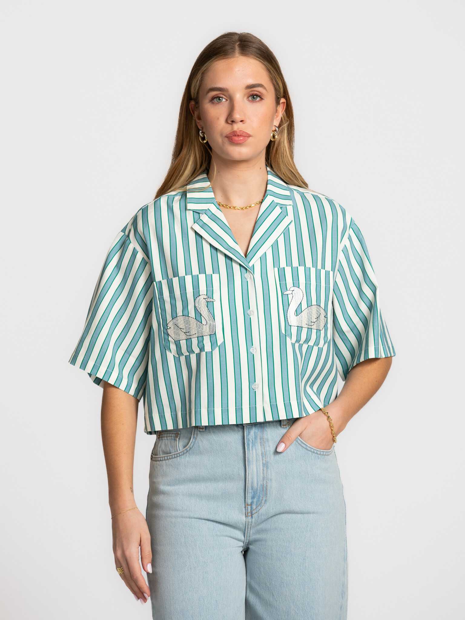 The tiny big sister T-shirt boxy Swans 1. Des rayures vertes fraîches et de délicates broderies de cygnes apportent une é...