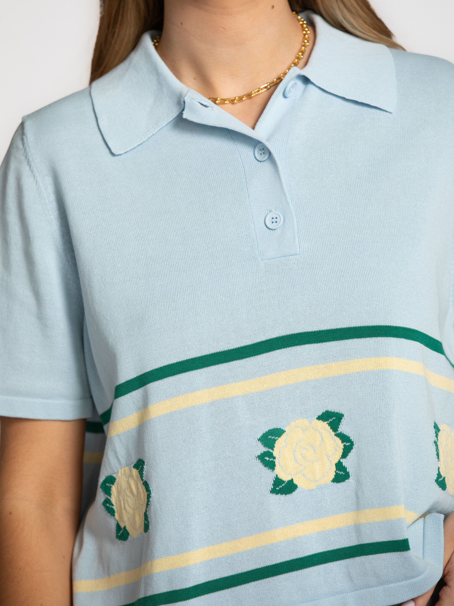 The tiny big sister polo à fleurs Chloe 4. Preppy avec une touche douce. La coupe épurée et la teinte délicate restent mo...