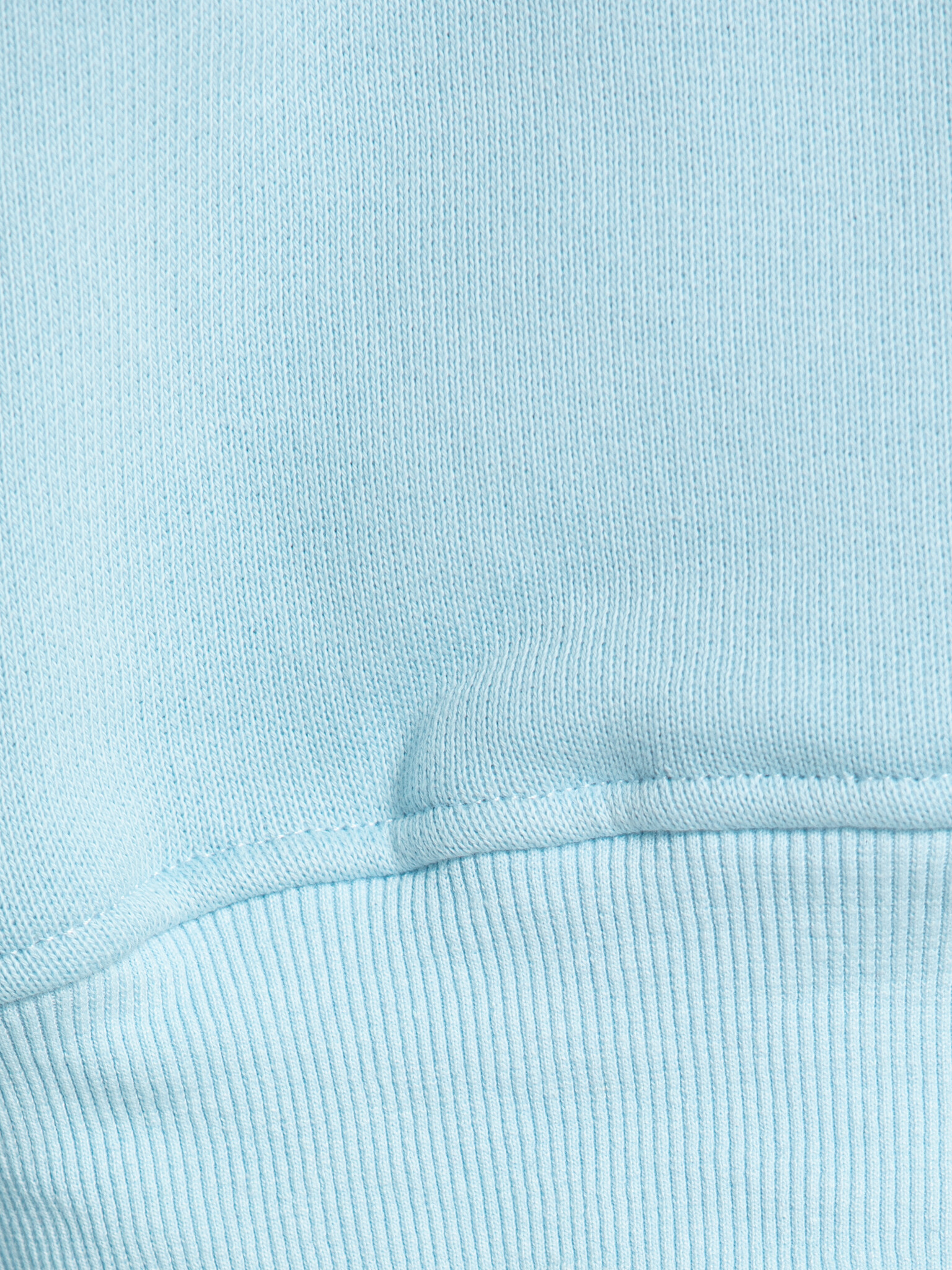 Les Soeurs sweater Emma 4. A fresh take on comfort. Deze sweatshirt in zacht blauw brengt lichtheid in je look en rust in...
