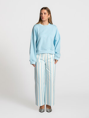 Sweat Emma. A fresh take on comfort. Ce sweatshirt bleu doux apporte de la légèreté à votre tenue et de la sérénité à l’e...
