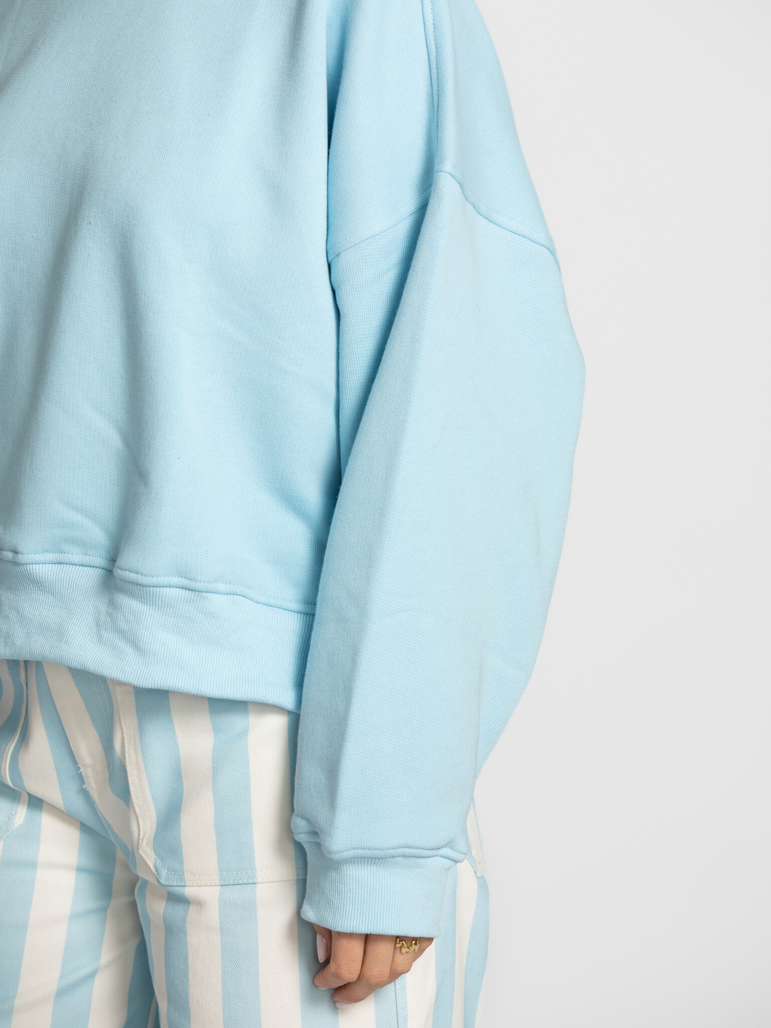 Les Soeurs sweater Emma 3. A fresh take on comfort. Deze sweatshirt in zacht blauw brengt lichtheid in je look en rust in...