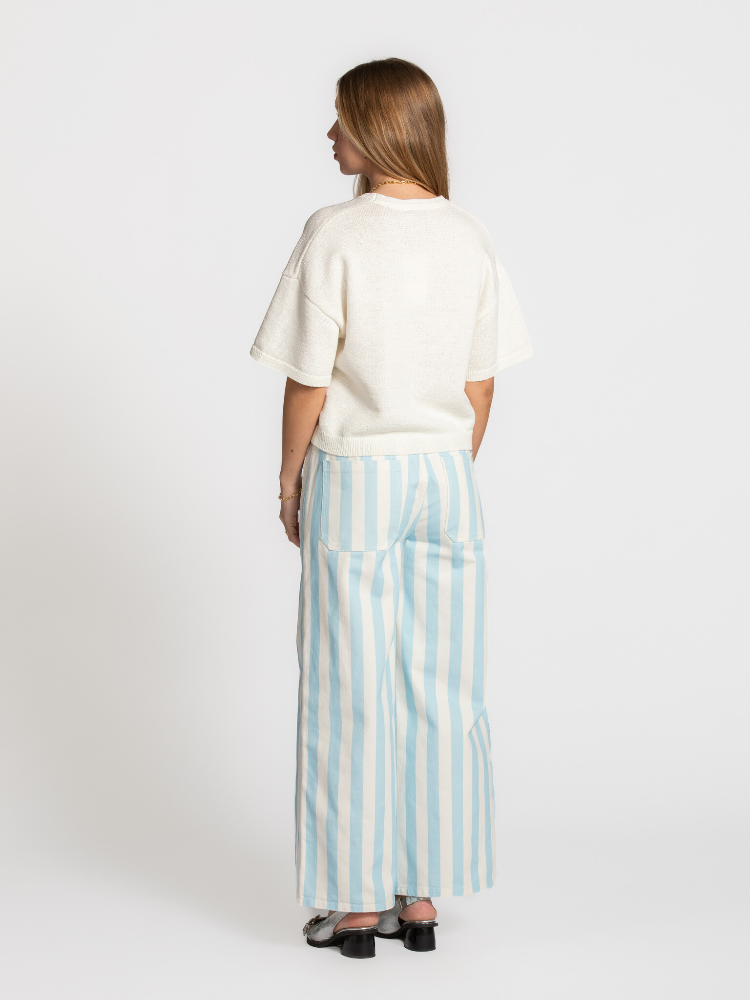 The tiny big sister denim rayé Berta 4. Fraîche et affirmée. Les rayures bleu clair et la coupe droite créent un look fra...