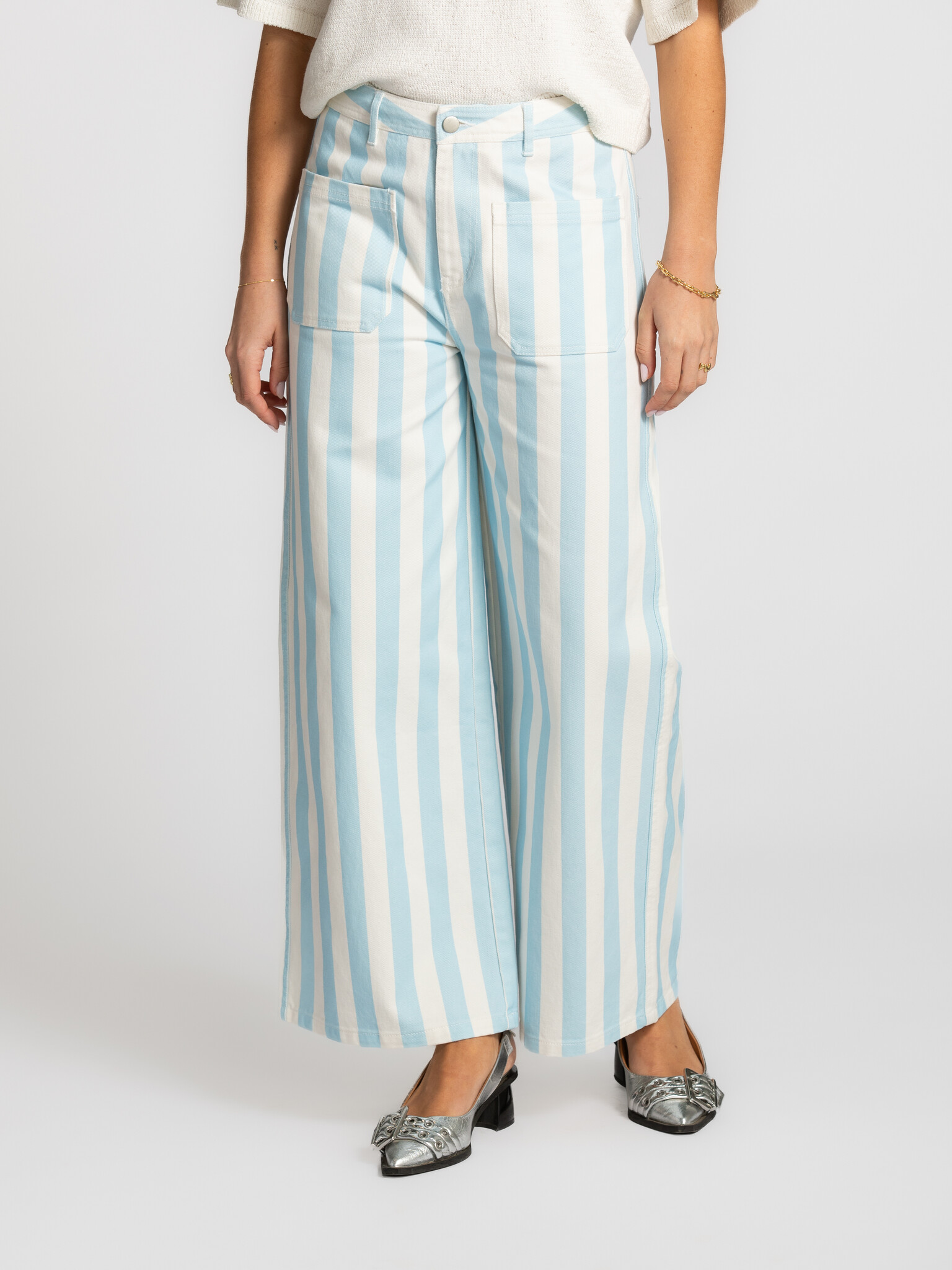 The tiny big sister denim rayé Berta 1. Fraîche et affirmée. Les rayures bleu clair et la coupe droite créent un look fra...