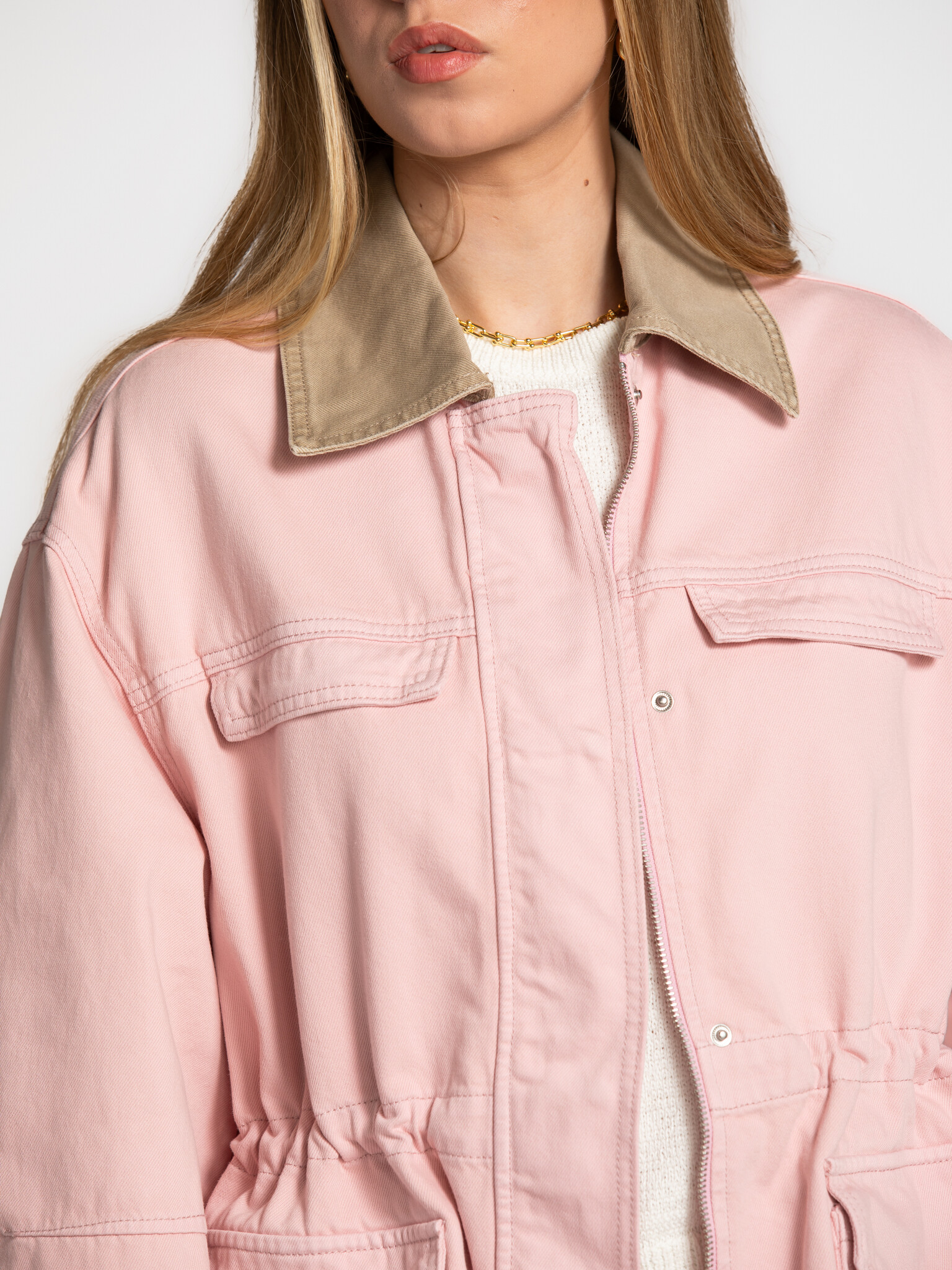 Edited veste utilitaire Bonnie 3. Less sweet, more statement. La teinte rose et le col contrastant créent un équilibre mo...