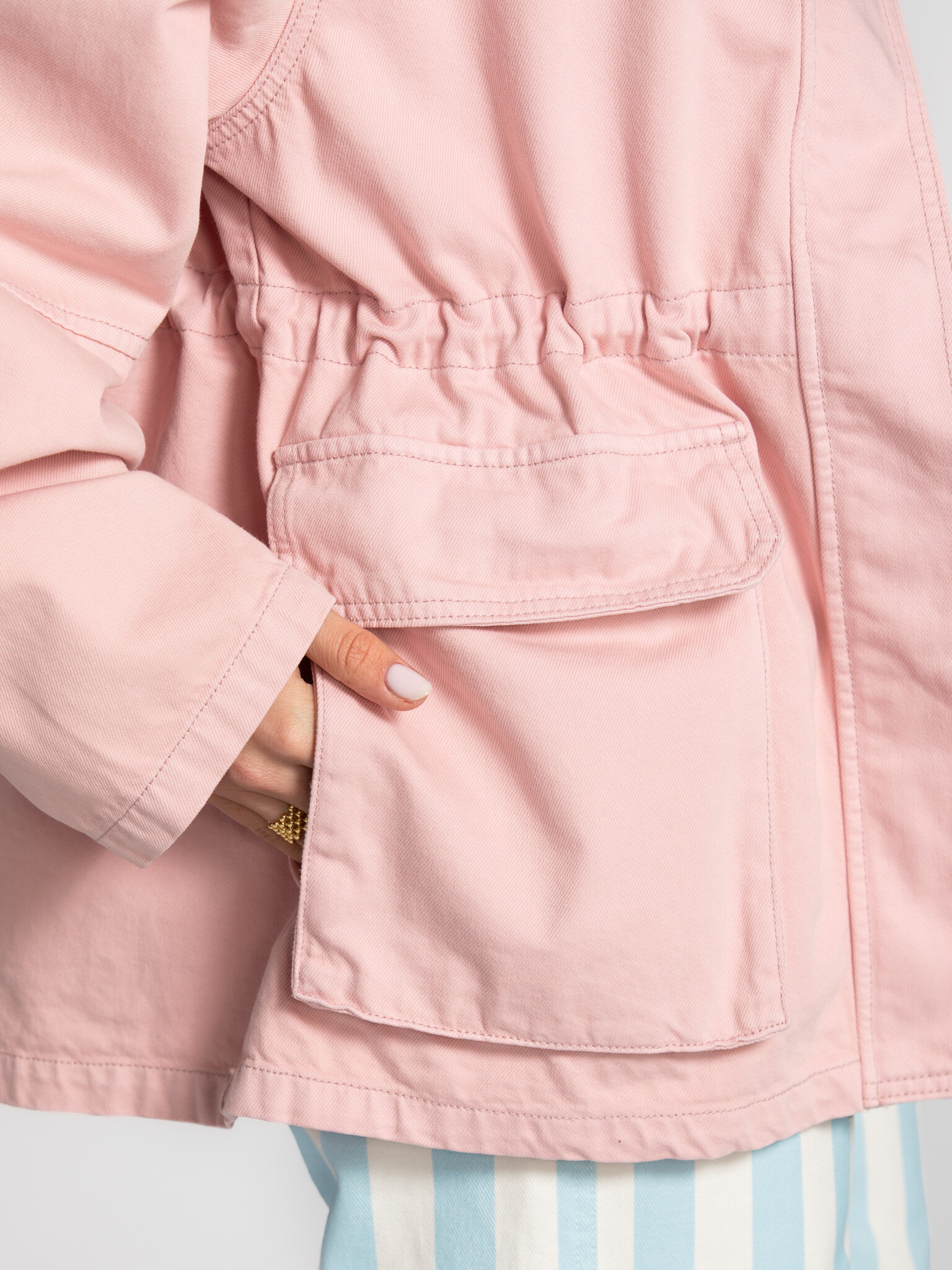 Edited veste utilitaire Bonnie 4. Less sweet, more statement. La teinte rose et le col contrastant créent un équilibre mo...