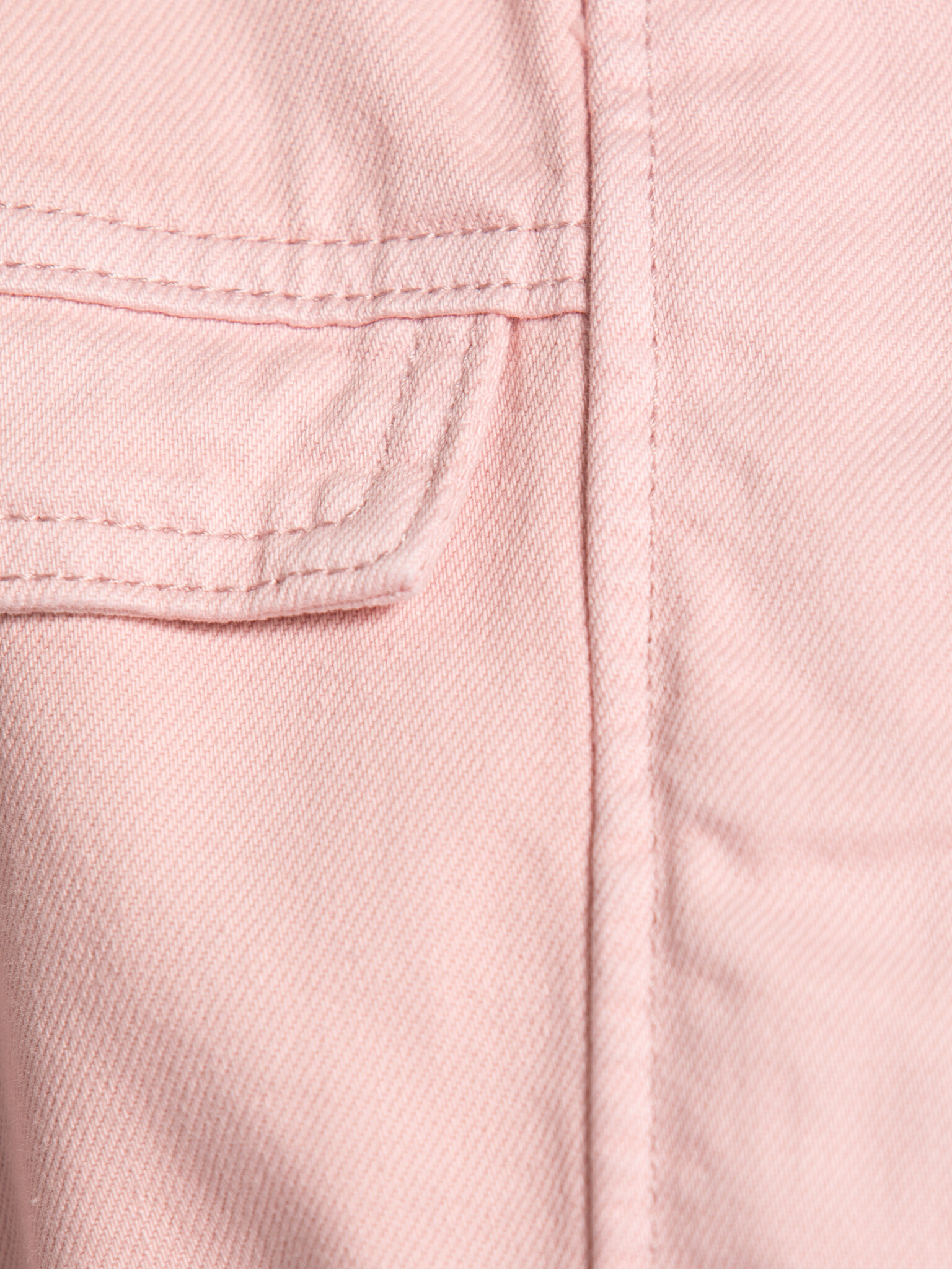 Edited veste utilitaire Bonnie 6. Less sweet, more statement. La teinte rose et le col contrastant créent un équilibre mo...