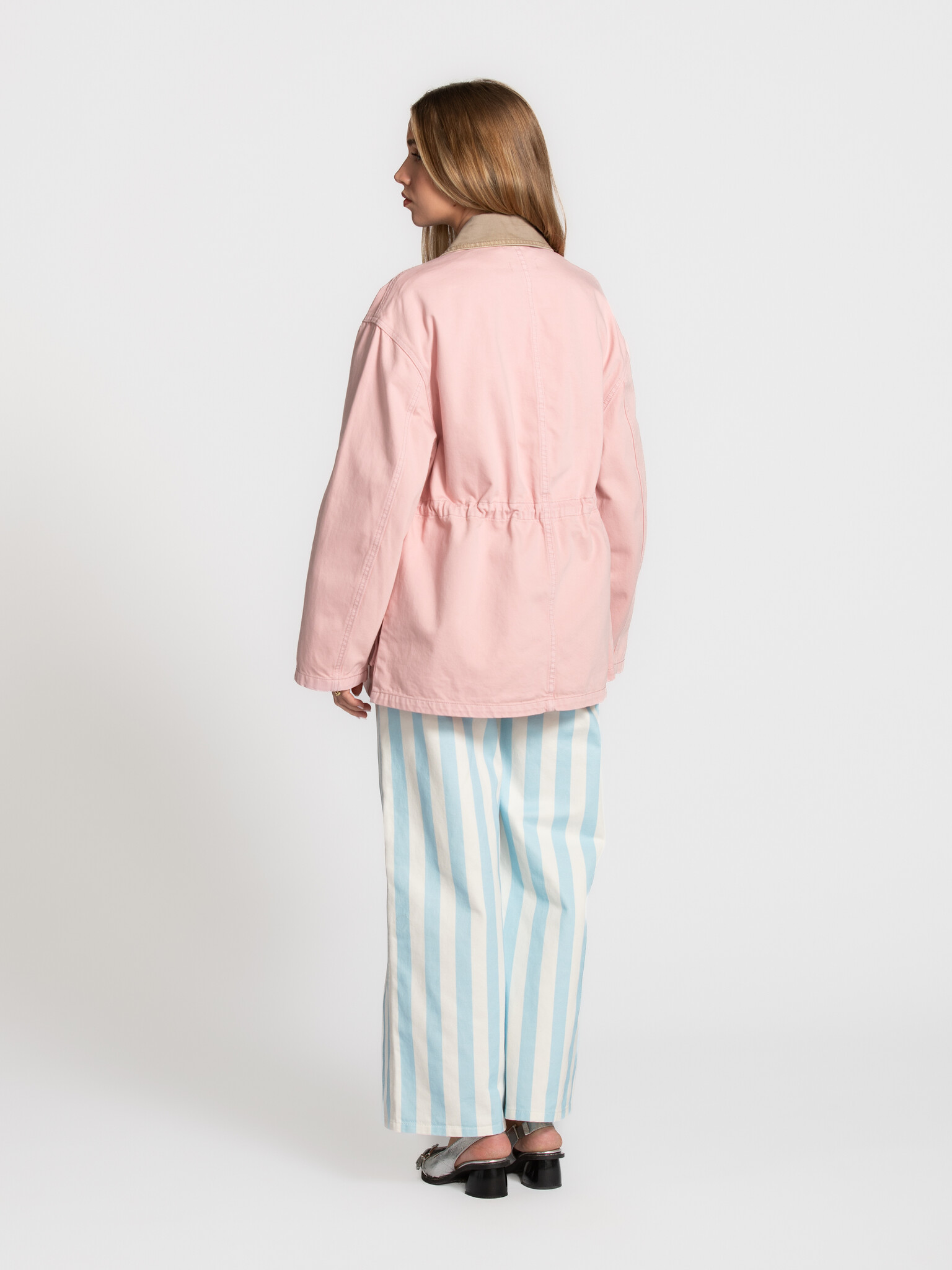 Edited veste utilitaire Bonnie 5. Less sweet, more statement. La teinte rose et le col contrastant créent un équilibre mo...