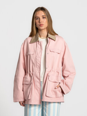 Veste Bonnie. Less sweet, more statement. La teinte rose et le col contrastant créent un équilibre moderne entre douceur ...