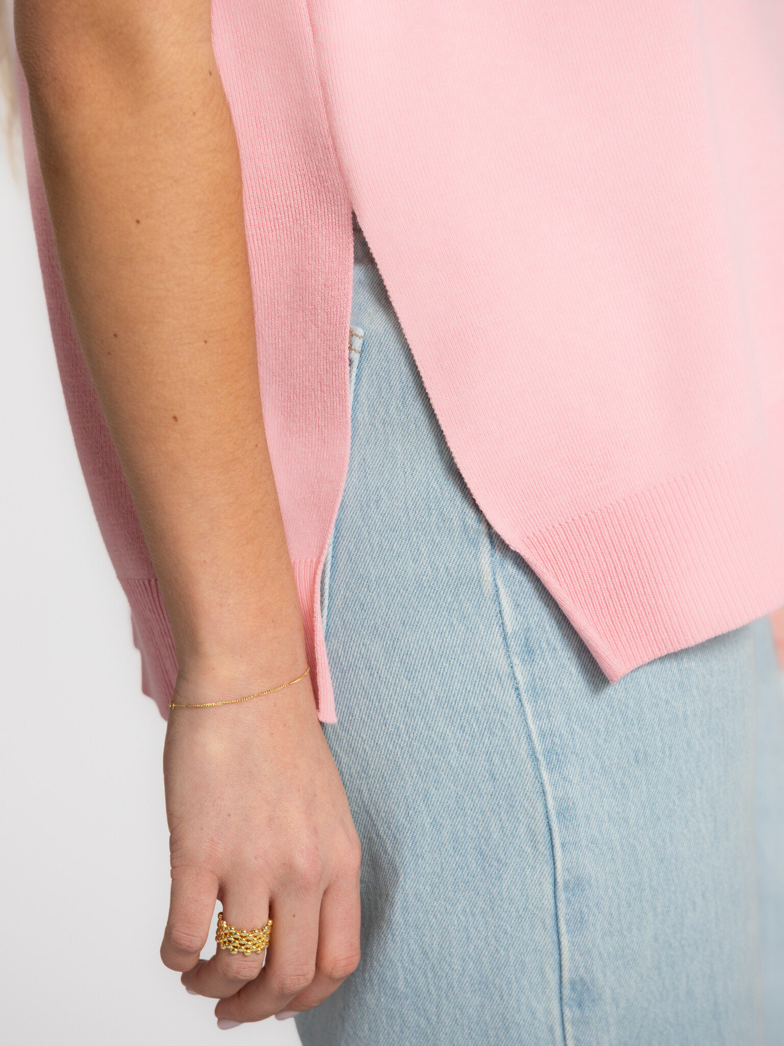 Edited mouwloze trui Thanya 4. Soft pink, modern ease. Thanya is een mouwloze knit met cleane lijnen en een tijdloze uits...