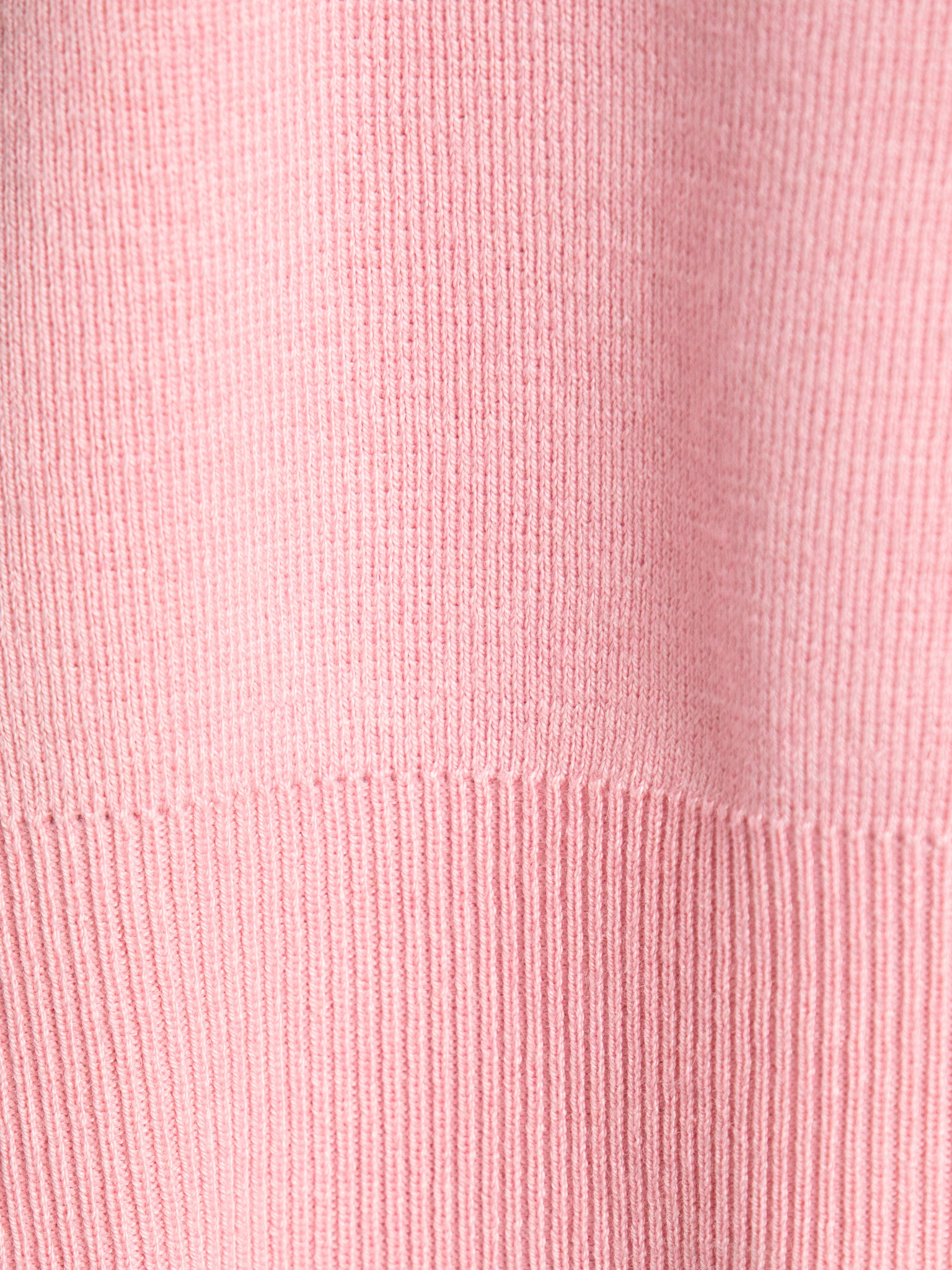 Edited mouwloze trui Thanya 6. Soft pink, modern ease. Thanya is een mouwloze knit met cleane lijnen en een tijdloze uits...