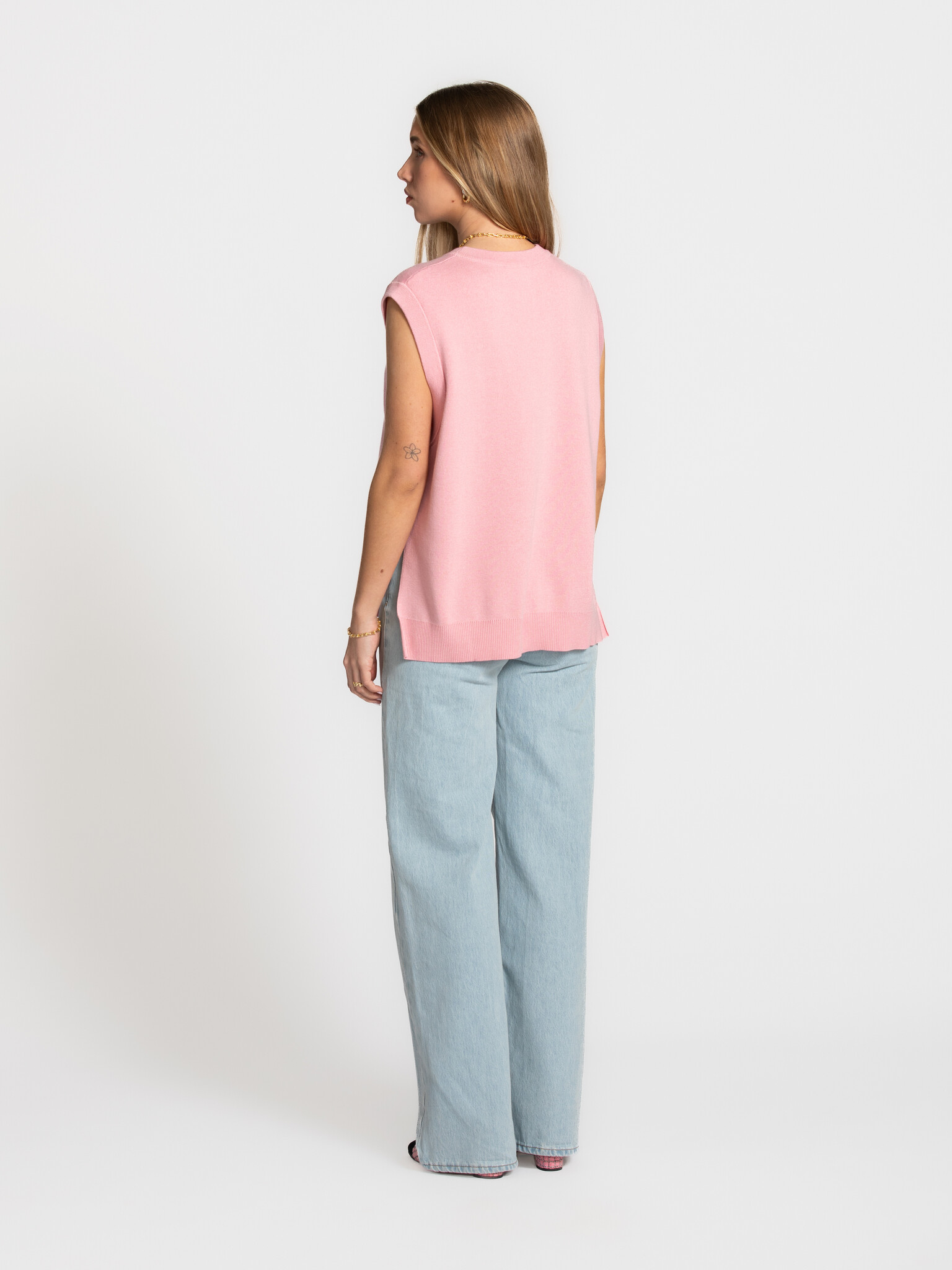 Edited mouwloze trui Thanya 5. Soft pink, modern ease. Thanya is een mouwloze knit met cleane lijnen en een tijdloze uits...