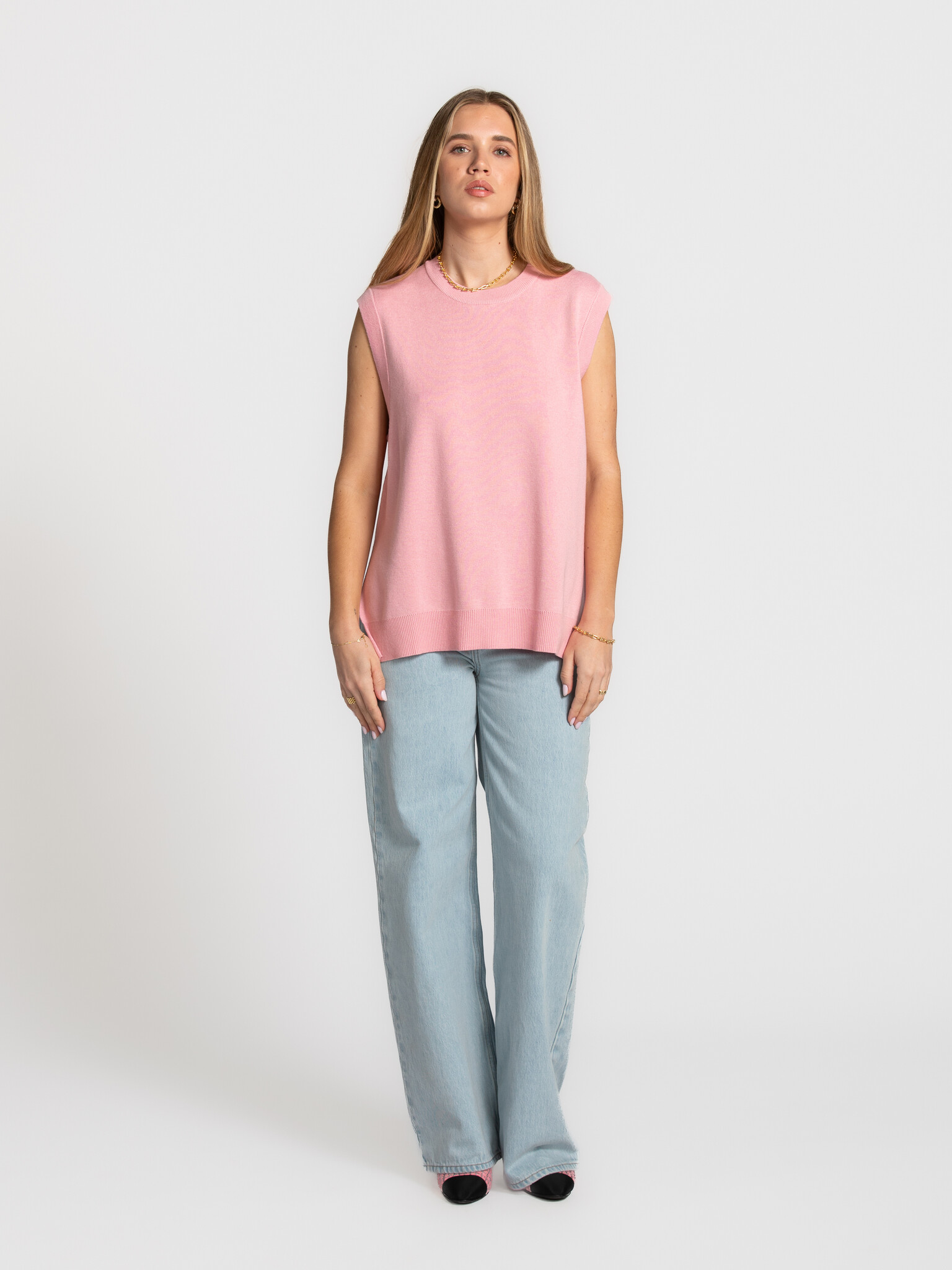 Edited mouwloze trui Thanya 3. Soft pink, modern ease. Thanya is een mouwloze knit met cleane lijnen en een tijdloze uits...