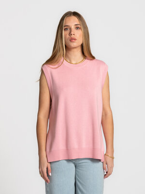 Trui Thanya. Soft pink, modern ease. Thanya is een mouwloze knit met cleane lijnen en een tijdloze uitstraling. Perfect o...