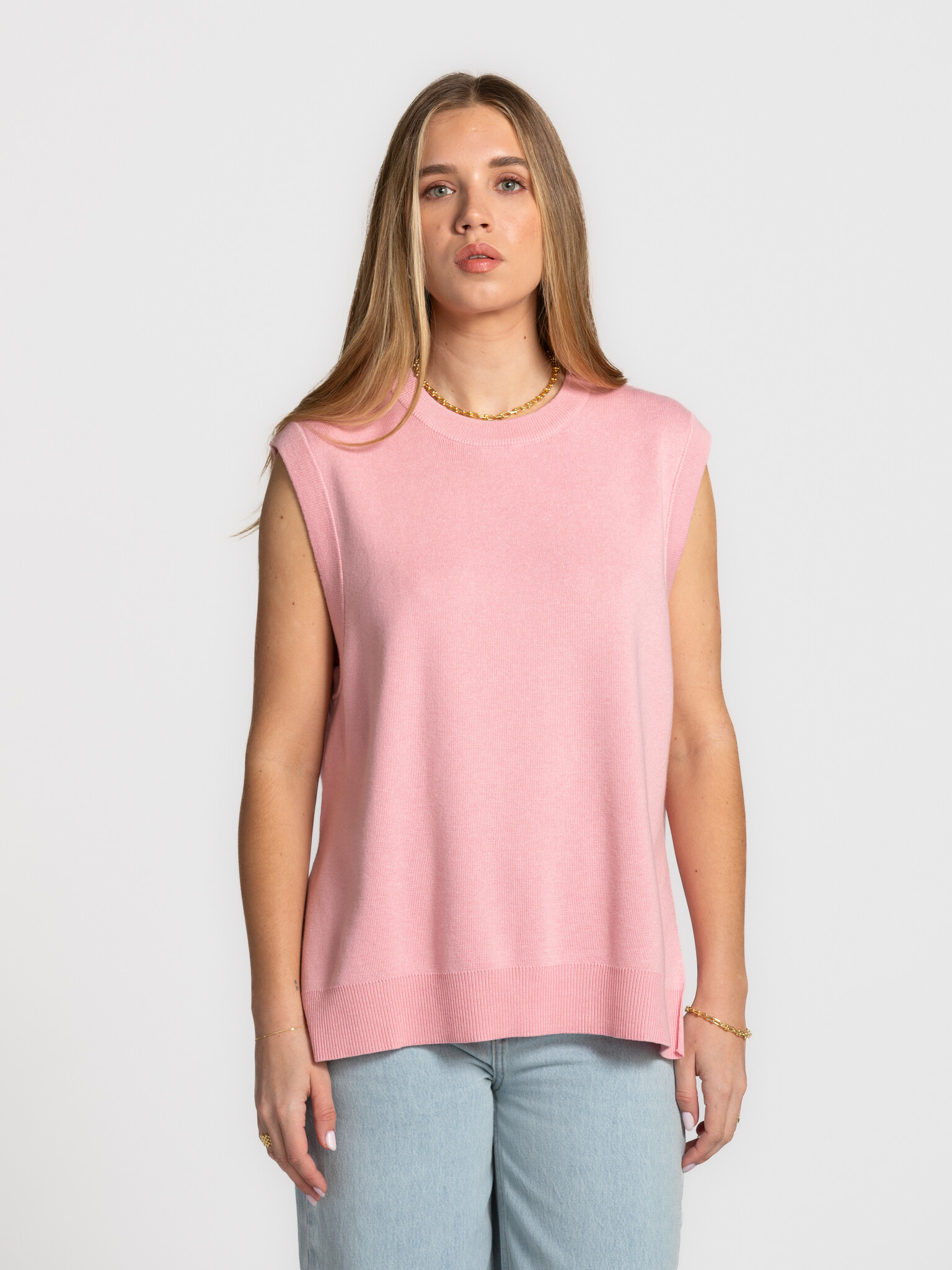 Edited mouwloze trui Thanya 1. Soft pink, modern ease. Thanya is een mouwloze knit met cleane lijnen en een tijdloze uits...