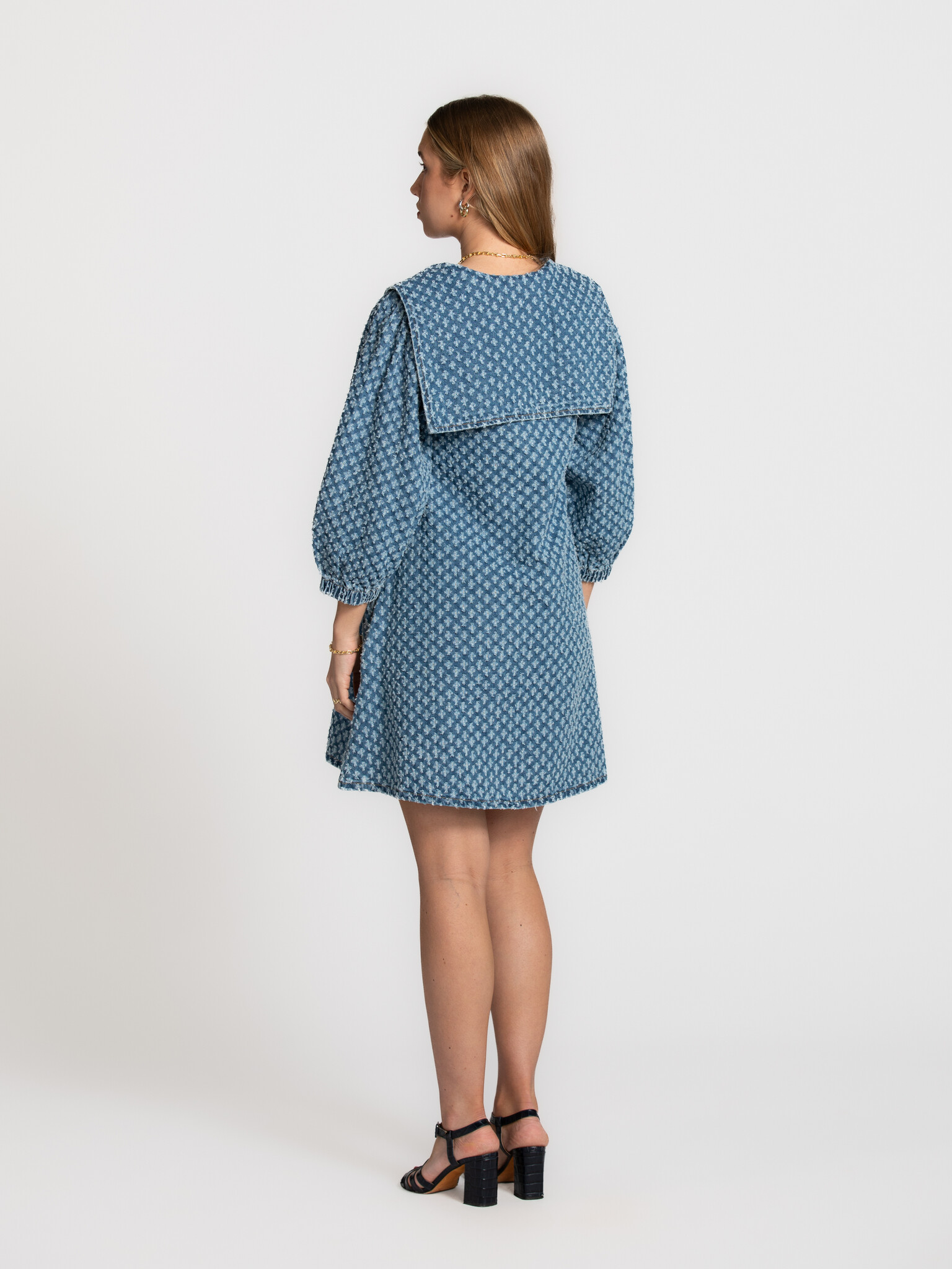 The tiny big sister robe en jean à manches bouffantes 5. Charmante et moderne à la fois. Une robe avec du caractère. Le g...