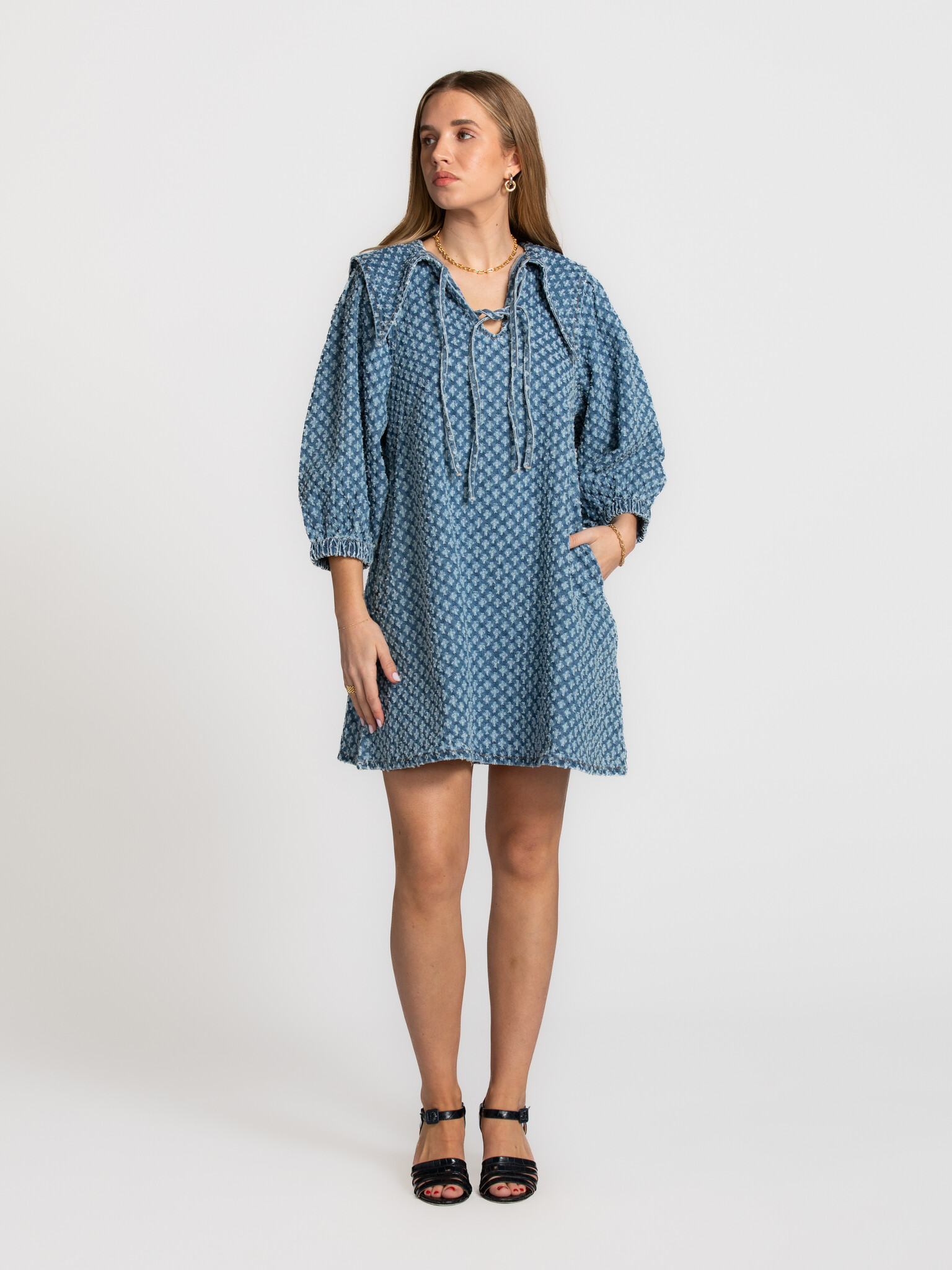 The tiny big sister robe en jean à manches bouffantes 1. Charmante et moderne à la fois. Une robe avec du caractère. Le g...