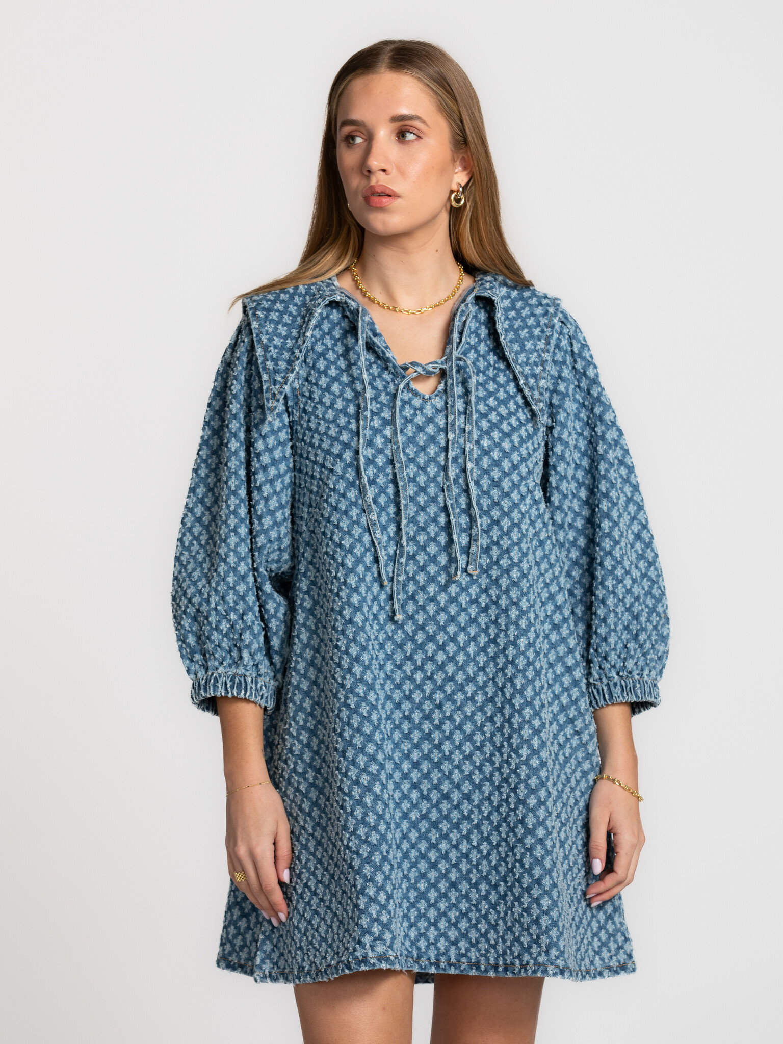 The tiny big sister robe en jean à manches bouffantes 3. Charmante et moderne à la fois. Une robe avec du caractère. Le g...