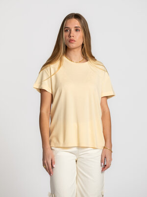 T-shirt Amana Bosko. Un T-shirt que vous choisissez les matins où vous ne voulez pas réfléchir. La teinte douce apporte u...