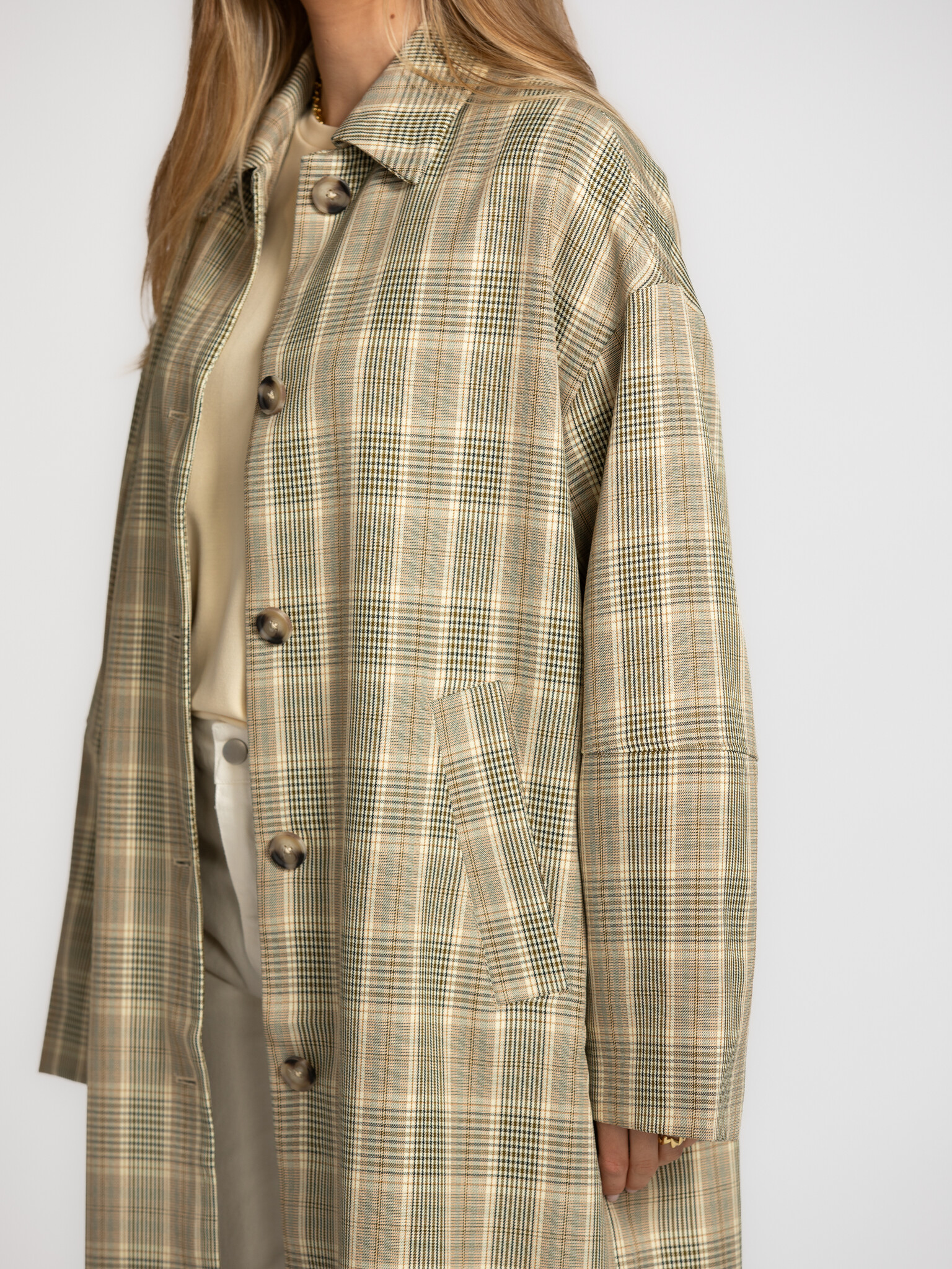 Edited trench-coat à carreaux Natasja 4. Le manteau qui définit votre look. Natasja associe une silhouette trench intempo...
