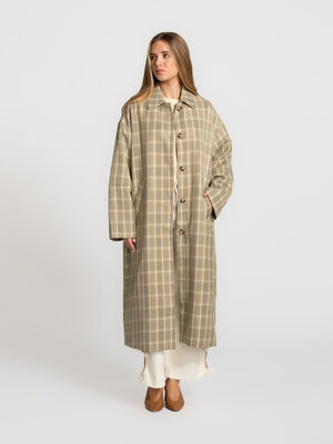 Trenchcoat Natasja. The coat that defines your look. Natasja combines a timeless trench silhouette with a refined check p...