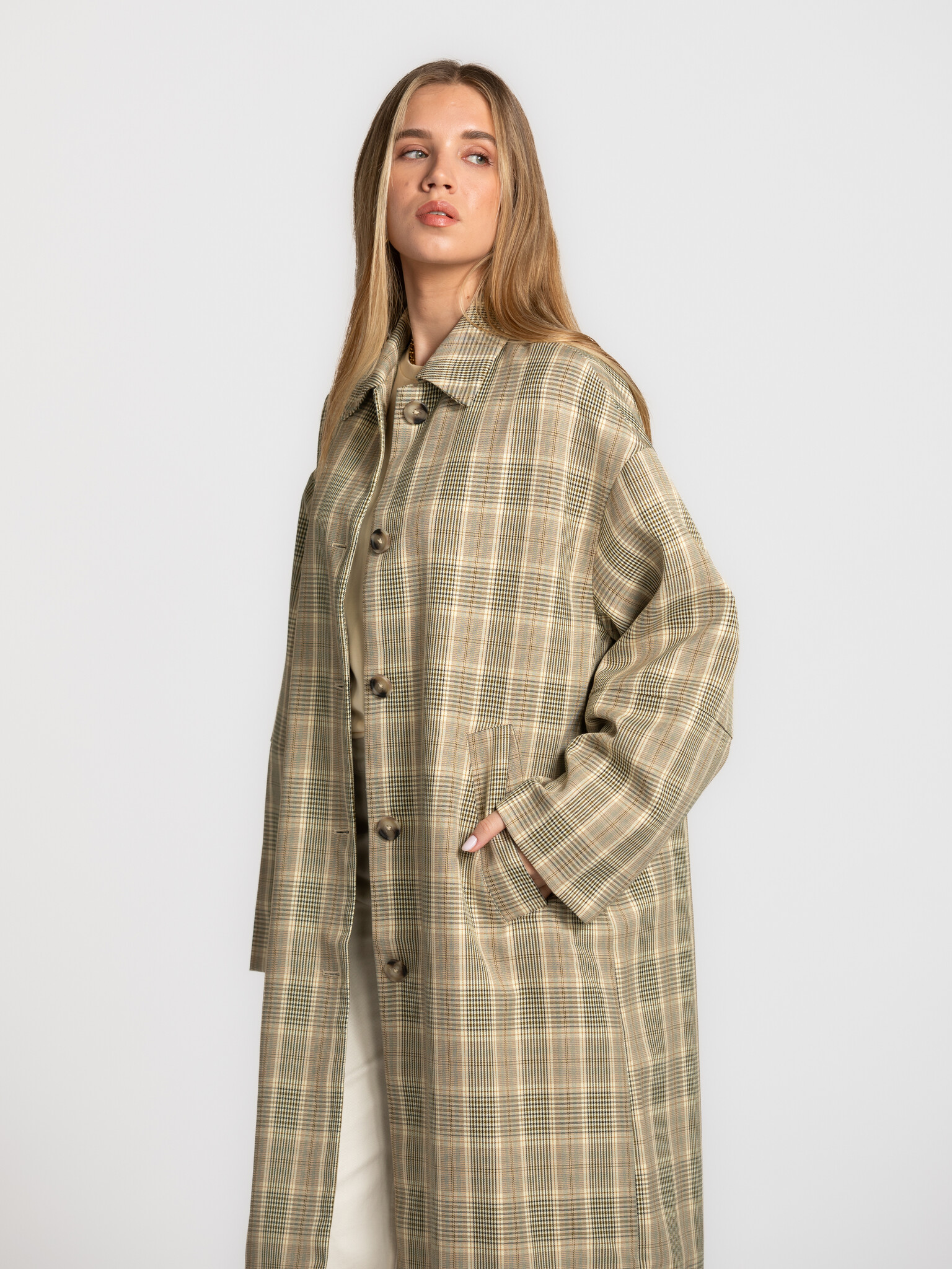 Edited trench-coat à carreaux Natasja 3. Le manteau qui définit votre look. Natasja associe une silhouette trench intempo...