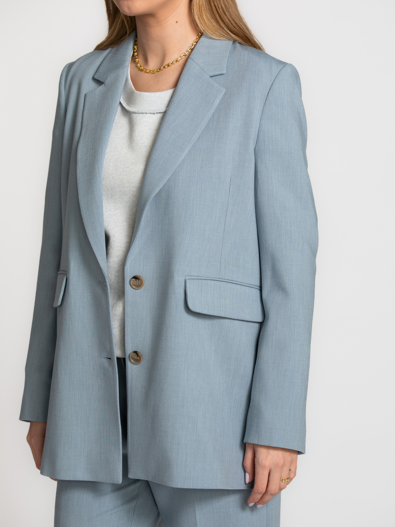 Selected relaxed blazer Rita 4. Effortless sophistication. Deze blazer in dusty blue is een moderne klassieker die zich m...