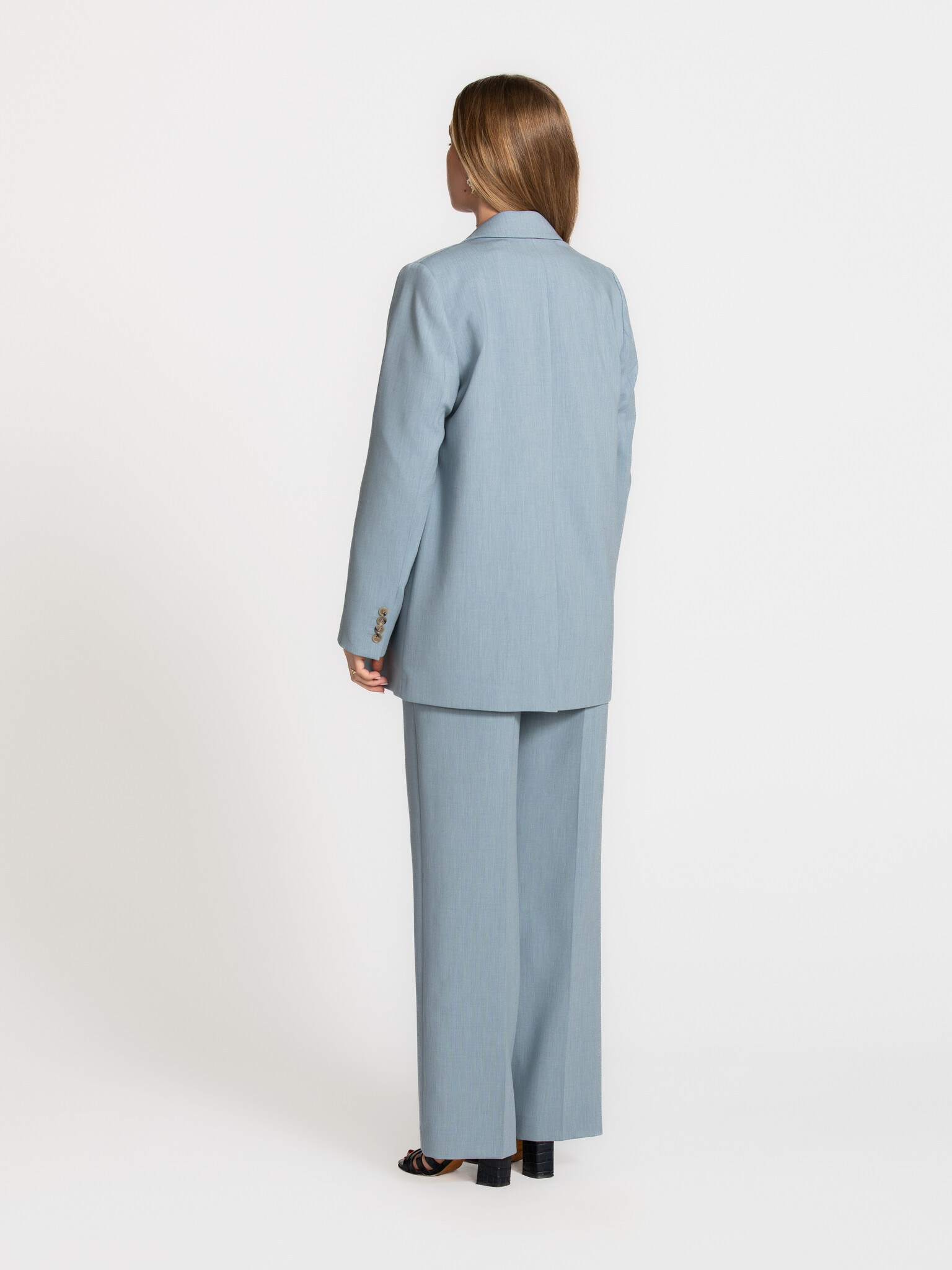 Selected relaxed blazer Rita 5. Effortless sophistication. Deze blazer in dusty blue is een moderne klassieker die zich m...