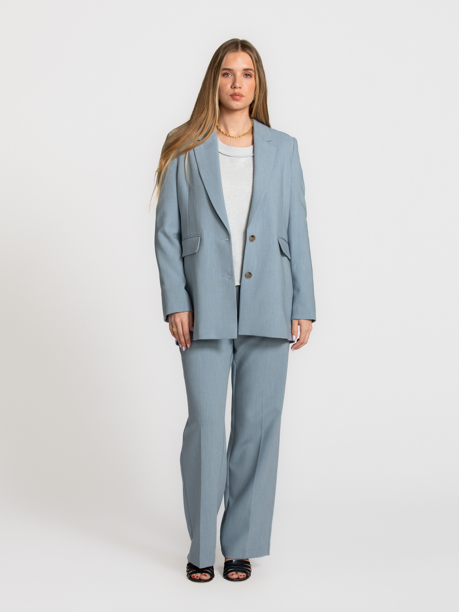 Selected relaxed blazer Rita 3. Effortless sophistication. Deze blazer in dusty blue is een moderne klassieker die zich m...