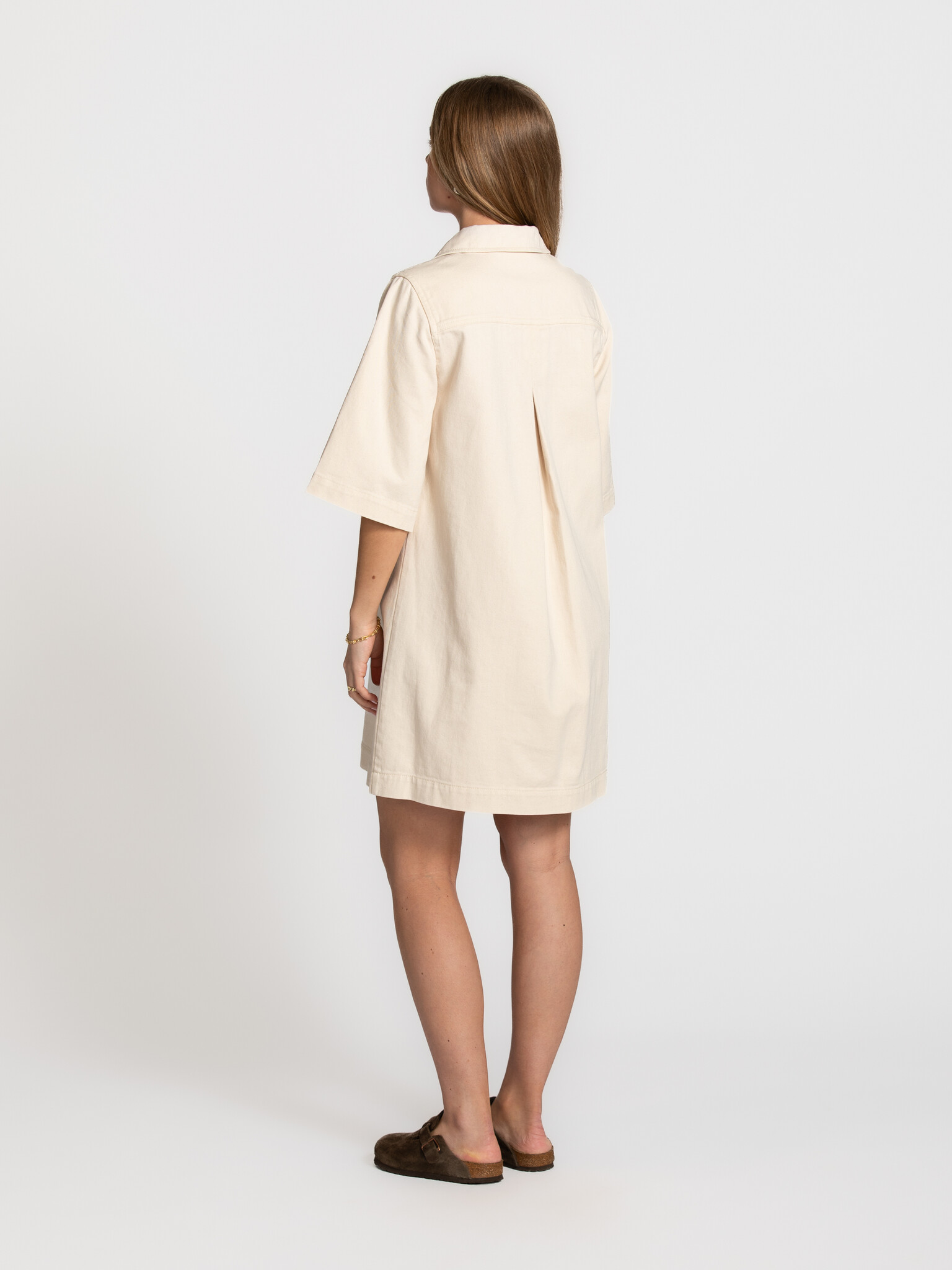 MBYM denim jurk Mira Lalette 5. Een jurk die beweegt zoals jij. De rechte pasvorm valt losjes rond het lichaam, terwijl d...