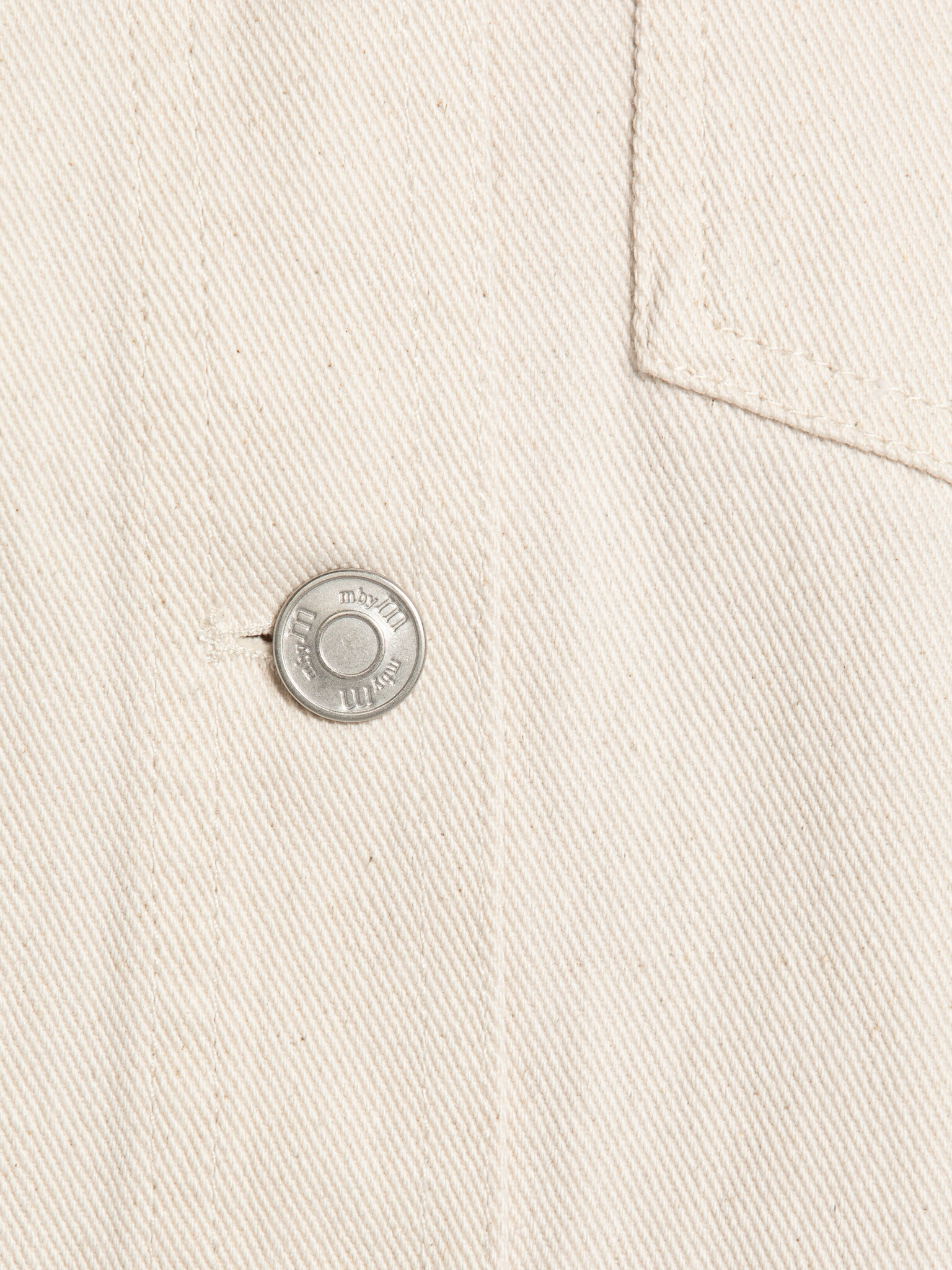 MBYM denim jurk Mira Lalette 6. Een jurk die beweegt zoals jij. De rechte pasvorm valt losjes rond het lichaam, terwijl d...