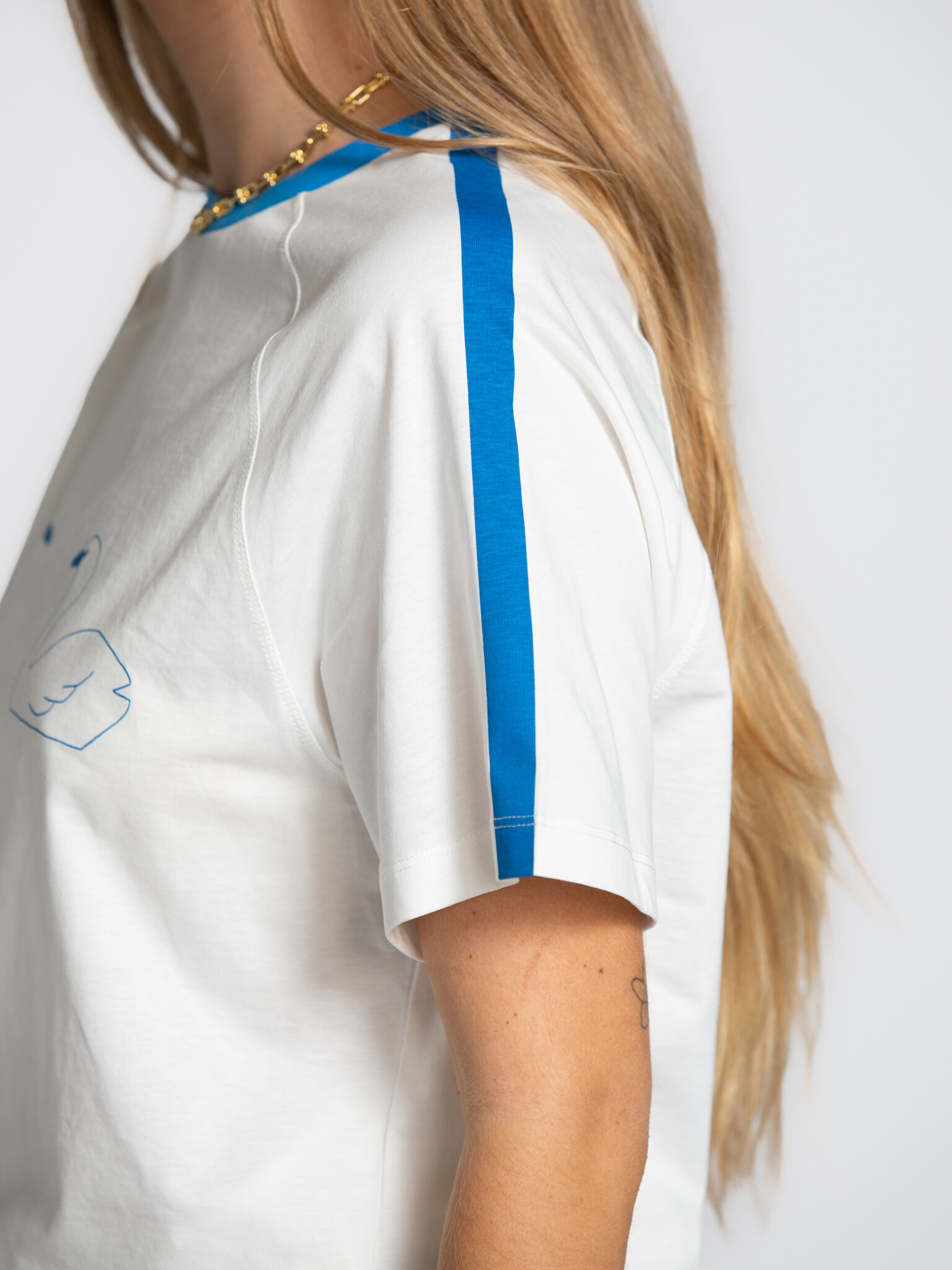 The tiny big sister T-shirt Swans 4. Équilibre en bleu. L’imprimé minimaliste de colombes et les finitions contrastées do...