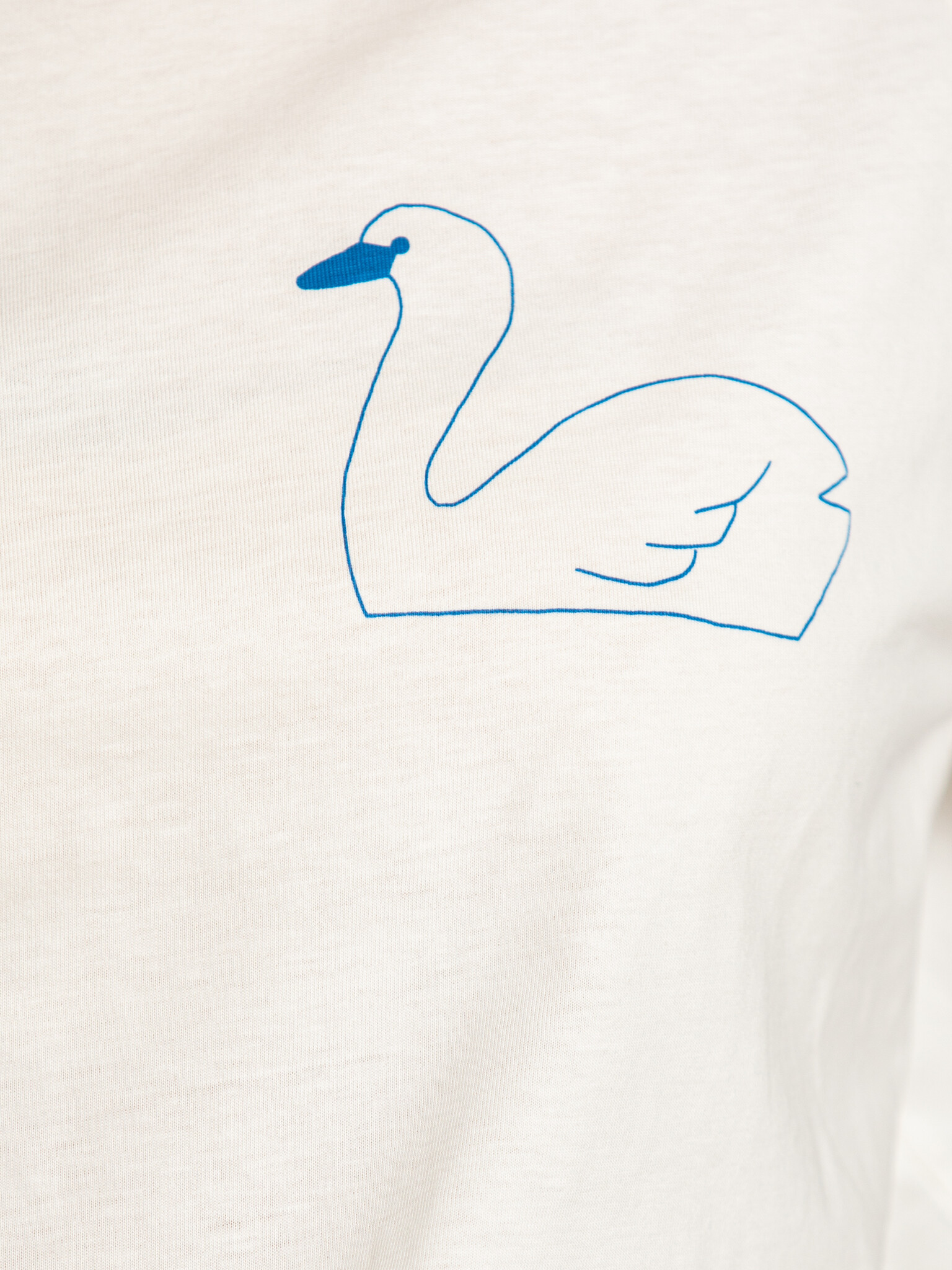 The tiny big sister T-shirt Swans 6. Équilibre en bleu. L’imprimé minimaliste de colombes et les finitions contrastées do...
